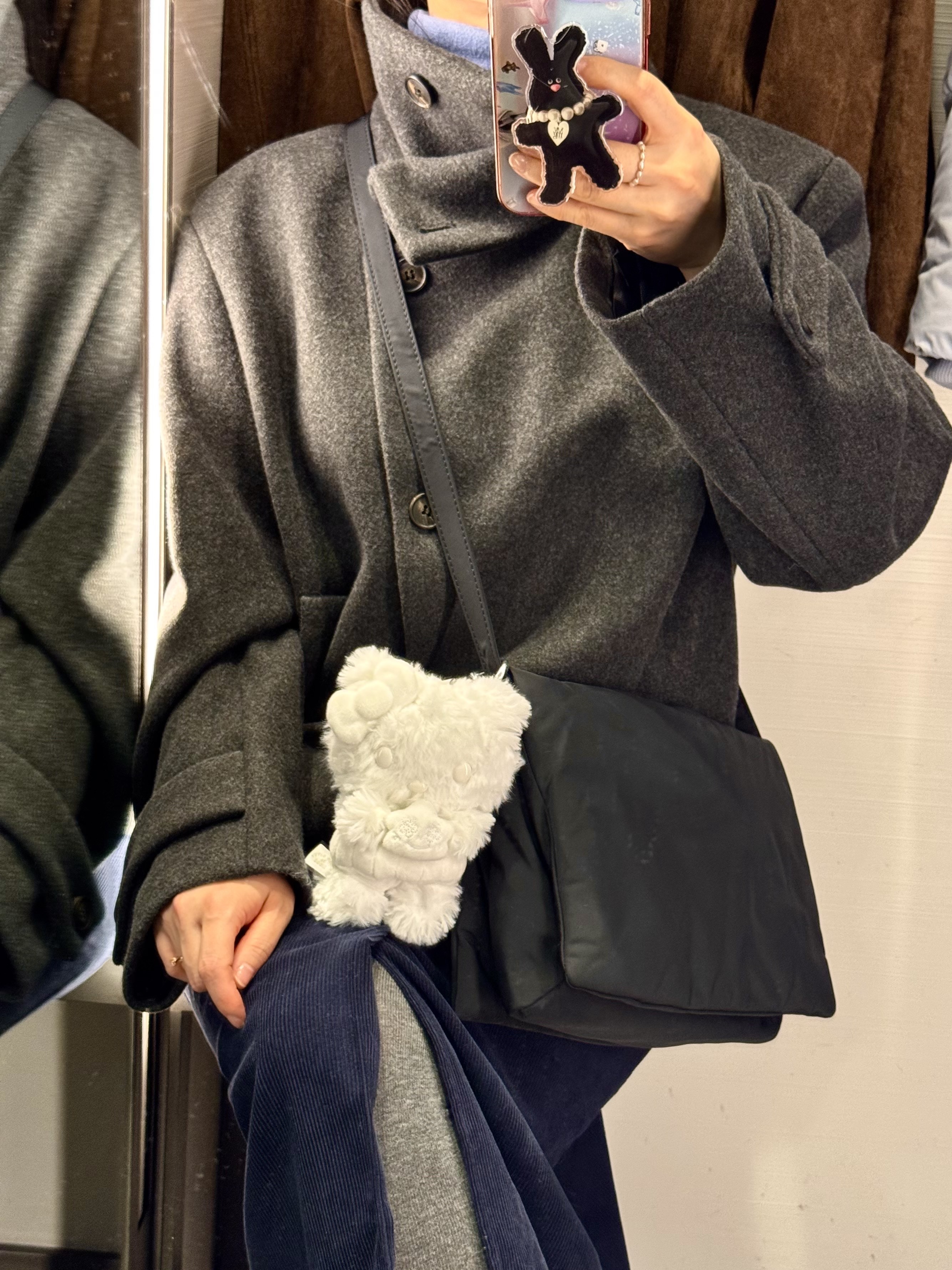 COS Tri-Fold Padded Crossbody Bag Black, HELLO KITTY x JISOO Plush Keychain Secret White (Opened Case) 착용 스타일 - 1
