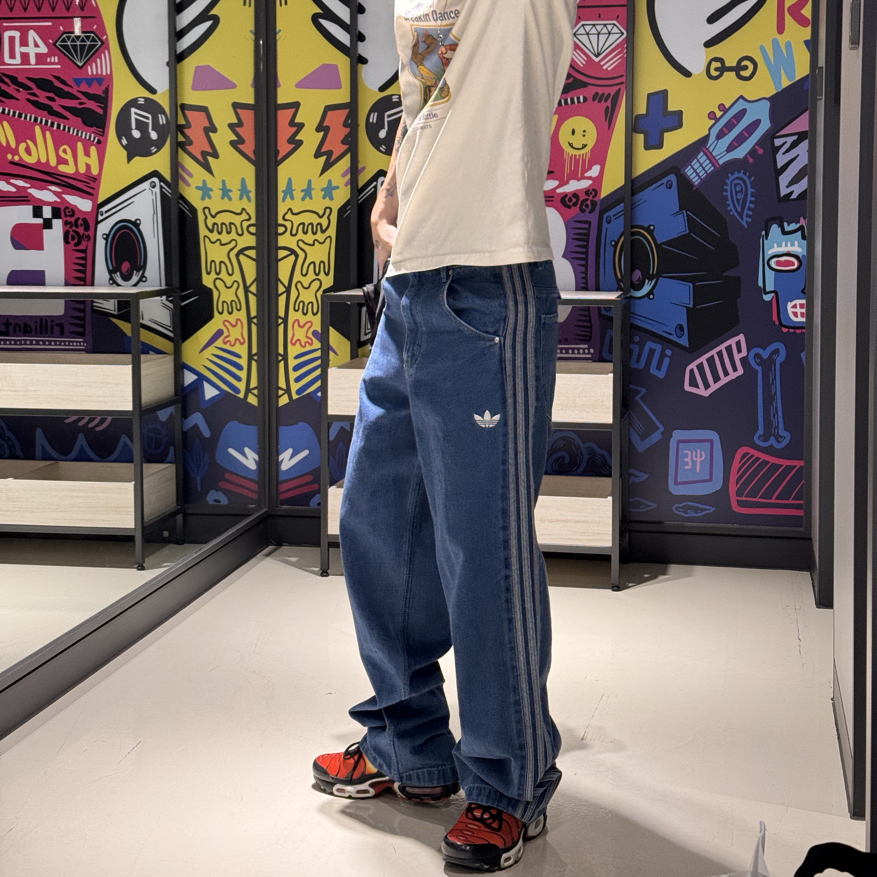 Adidas Adicolor Denim Firebird Pants Medium Blue Denim - KR Sizing, Adidas Adicolor Denim Firebird Pants Medium Blue Denim - US Sizing 착용 스타일 - 4