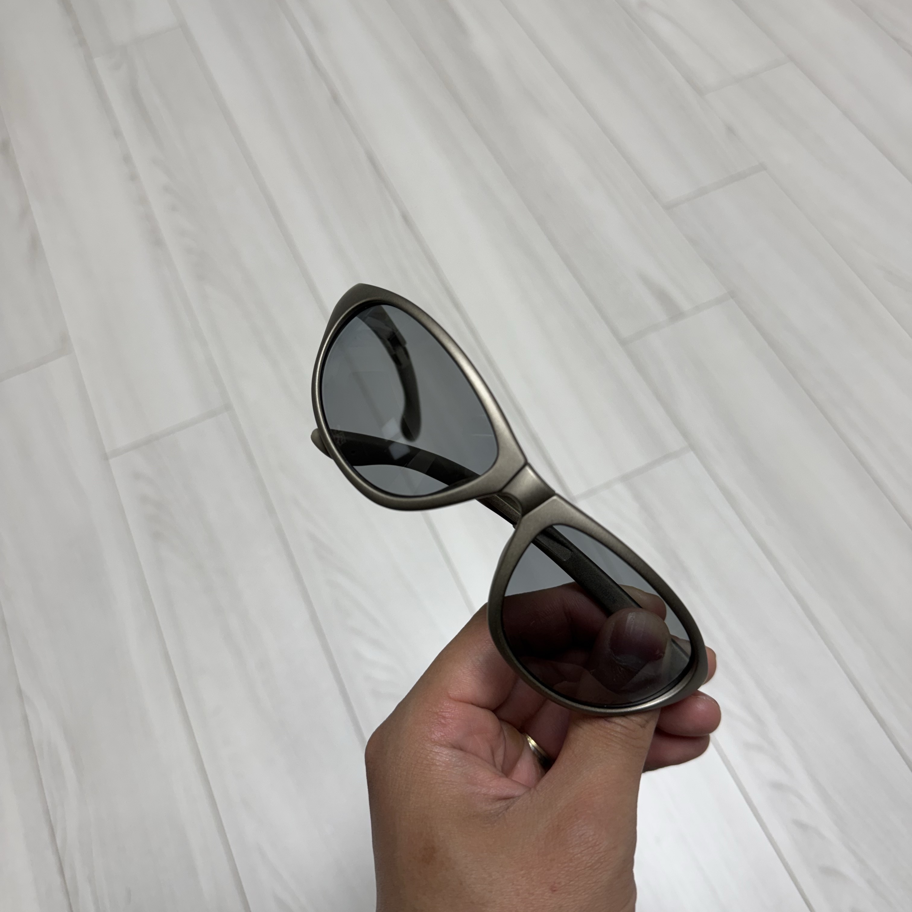 Montbell Polarized Trekking Glasses Silver Light Gray 착용 스타일