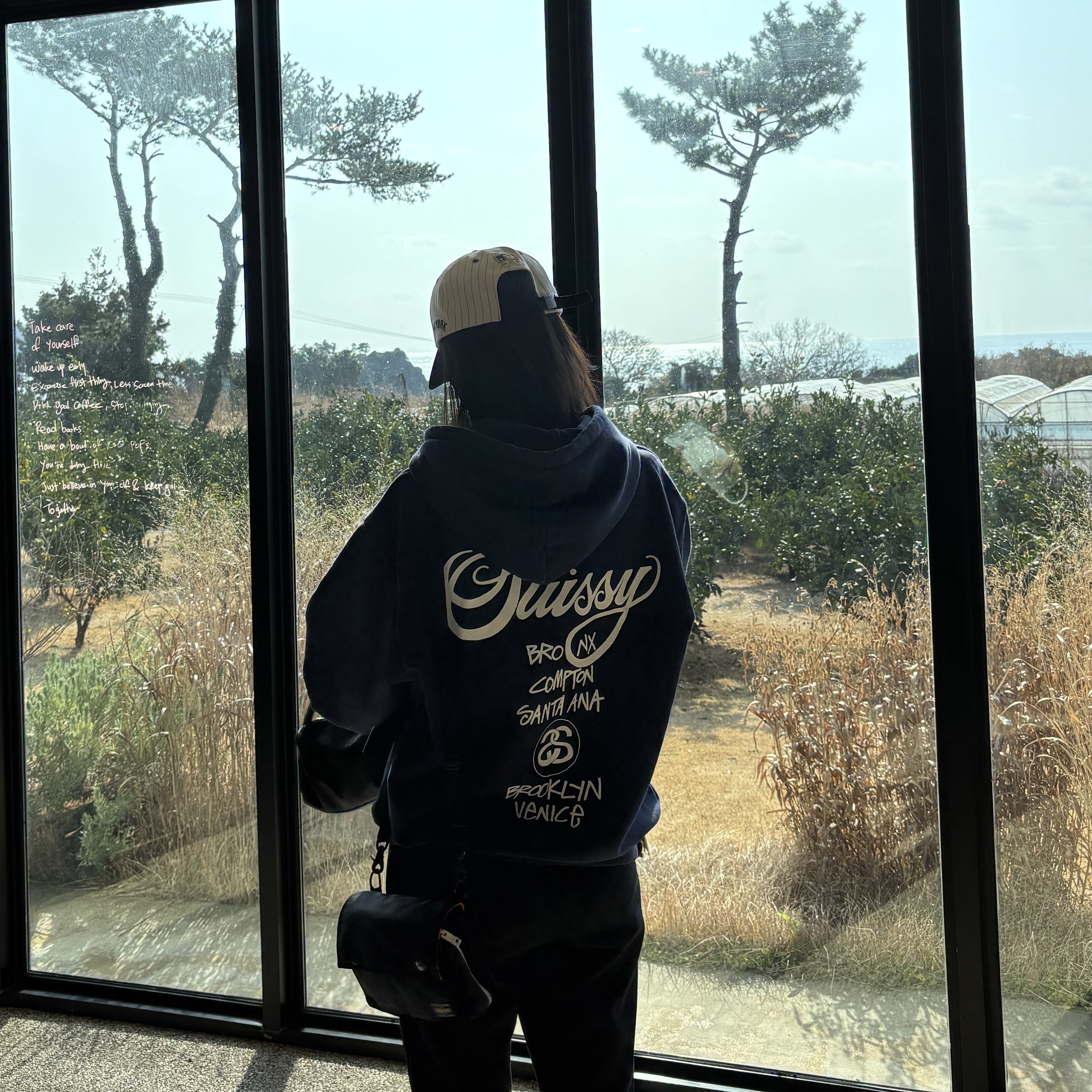 Stussy World Tour Zip Hoodie Navy 2025, Porter Tanker Shoulder Bag Black 착용 스타일 - 3