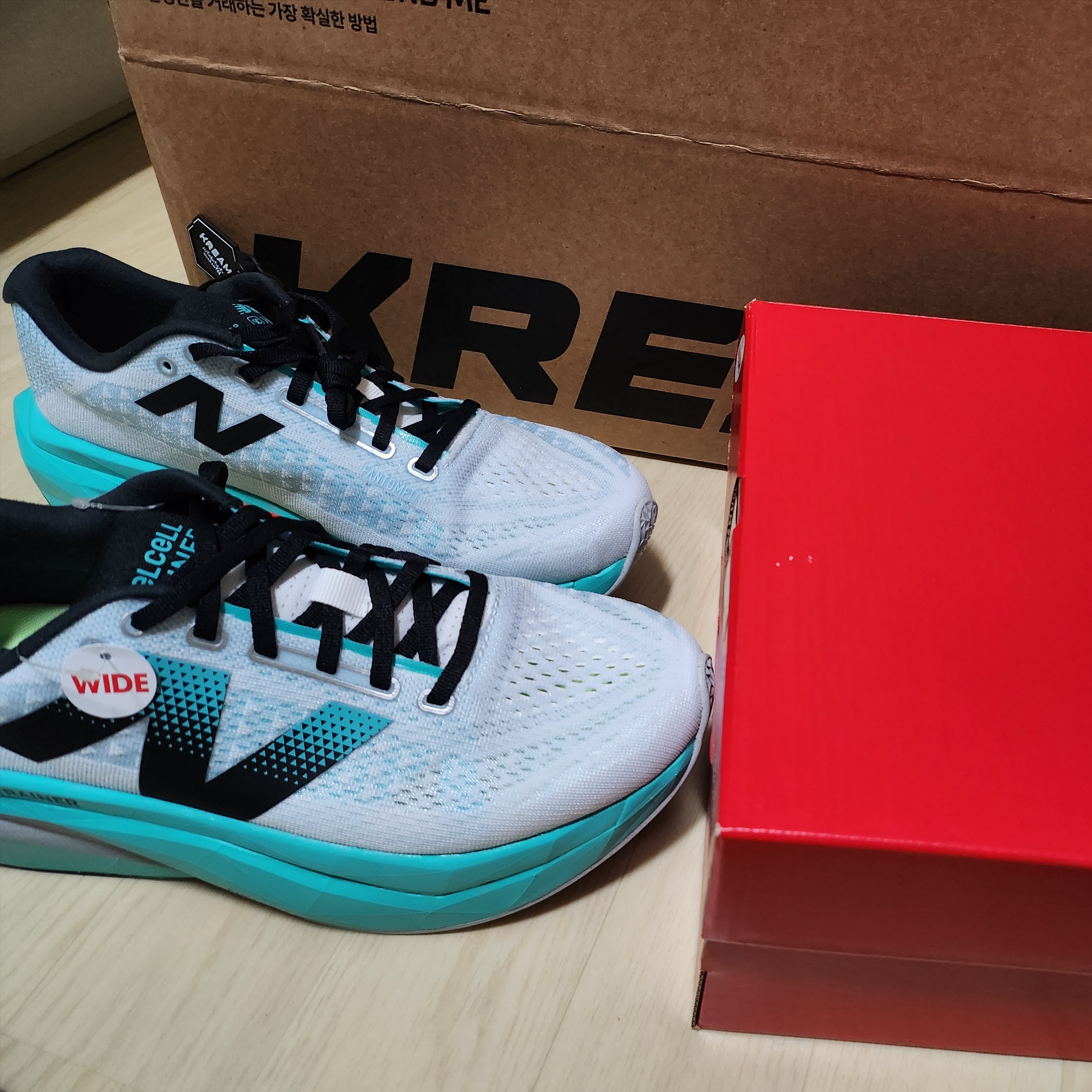 New Balance FuelCell Supercomp Trainer v3 White Cyber Jade - 2E Wide 착용 스타일