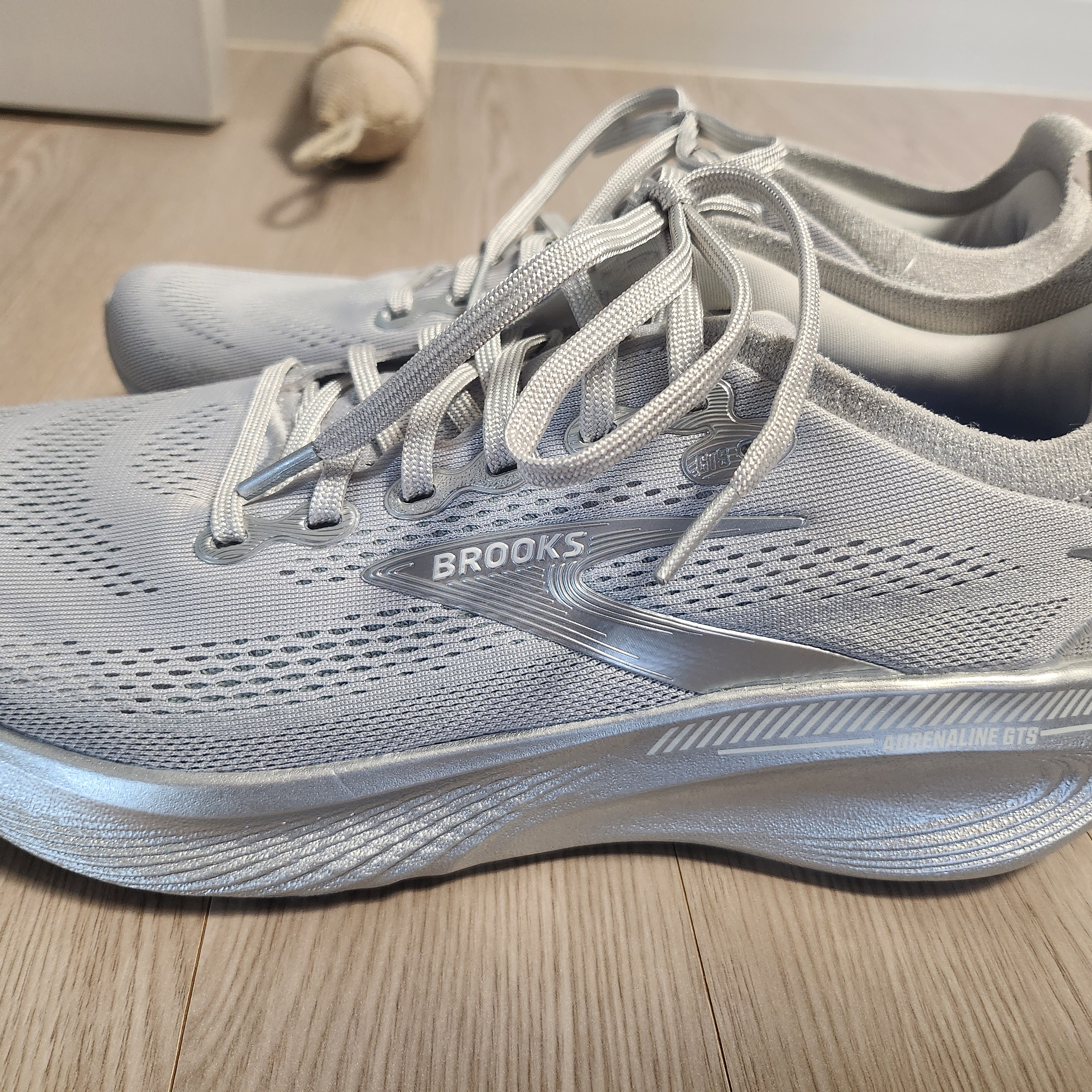 Brooks Running Adrenaline GTS 25 Silver - D Medium 착용 스타일 - 2