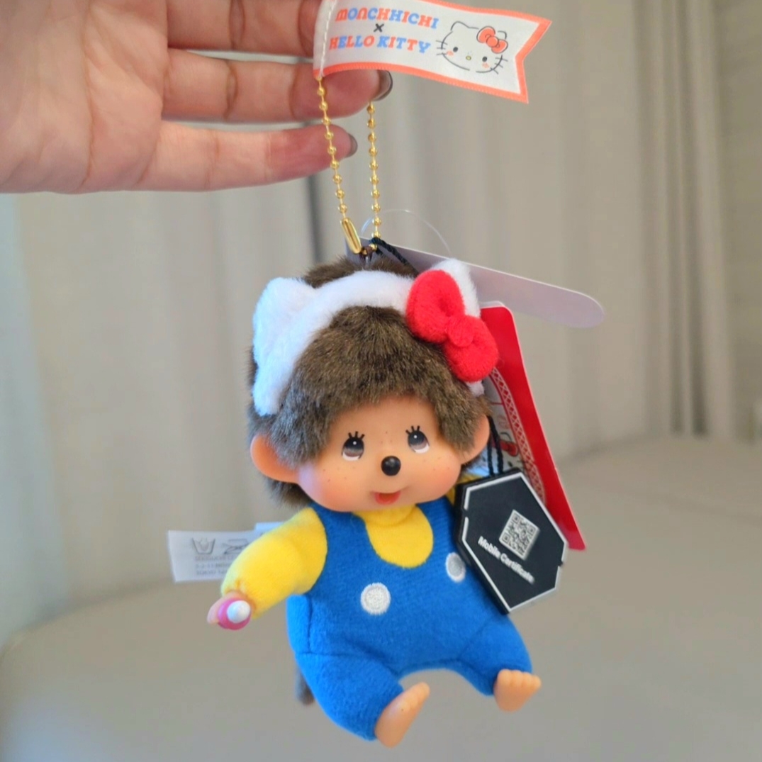 Sanrio Hello Kitty x Monchhichi 50th Anniversary Monchhichi Holder 착용 스타일