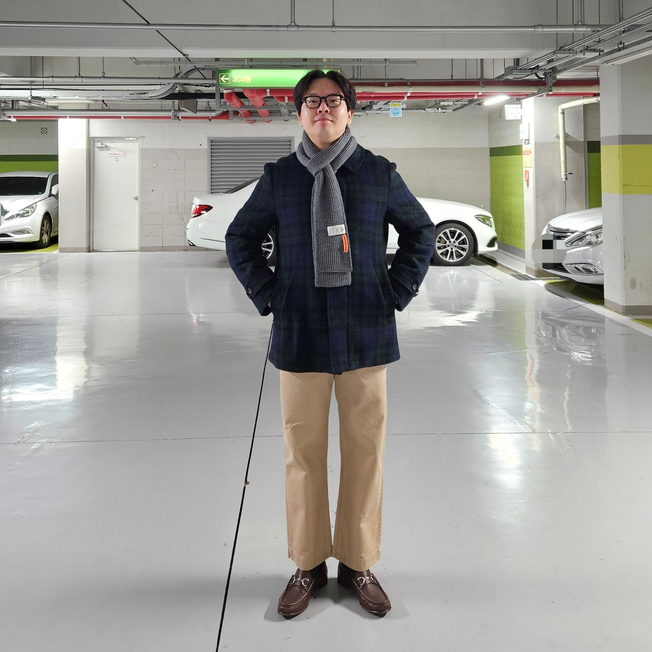 Gucci Brown Leather Gold Horsebit Men's Loafers, Buzz Rickson's Original Spec Chinos One Wash Beige 착용 스타일 - 1