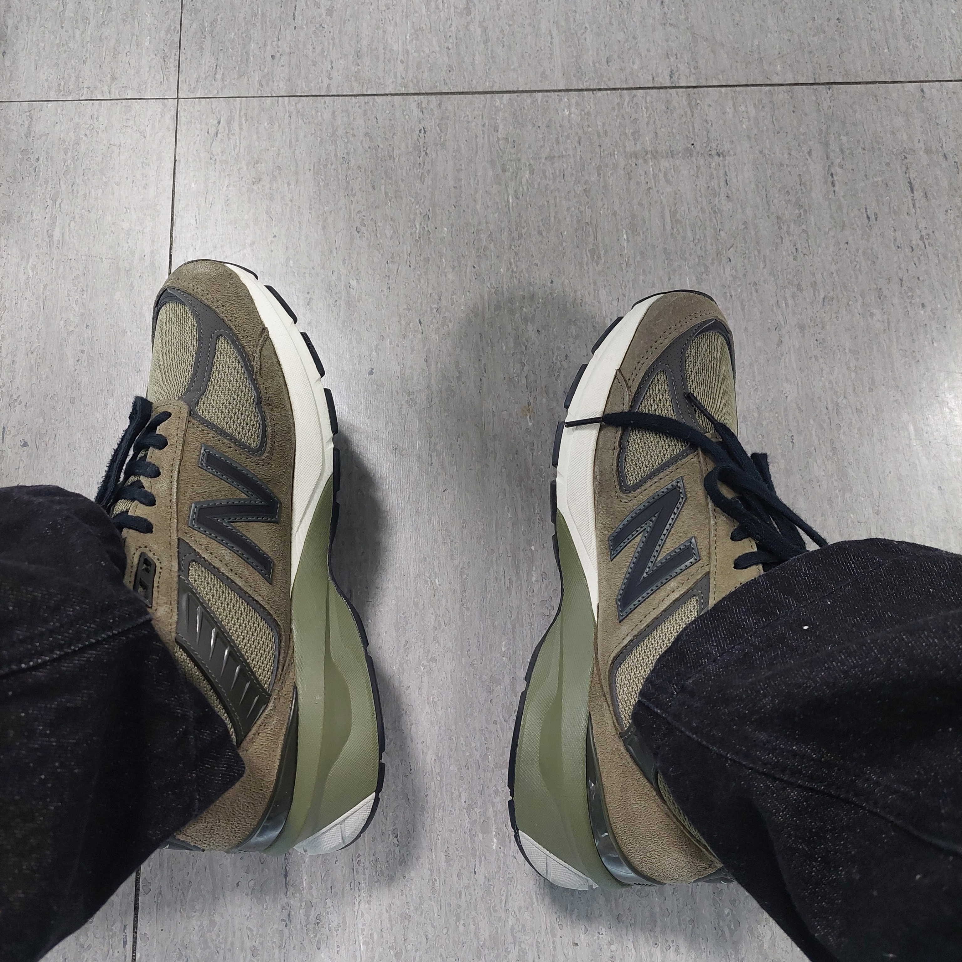 New Balance 990v5 Made in USA Khaki 착용 스타일