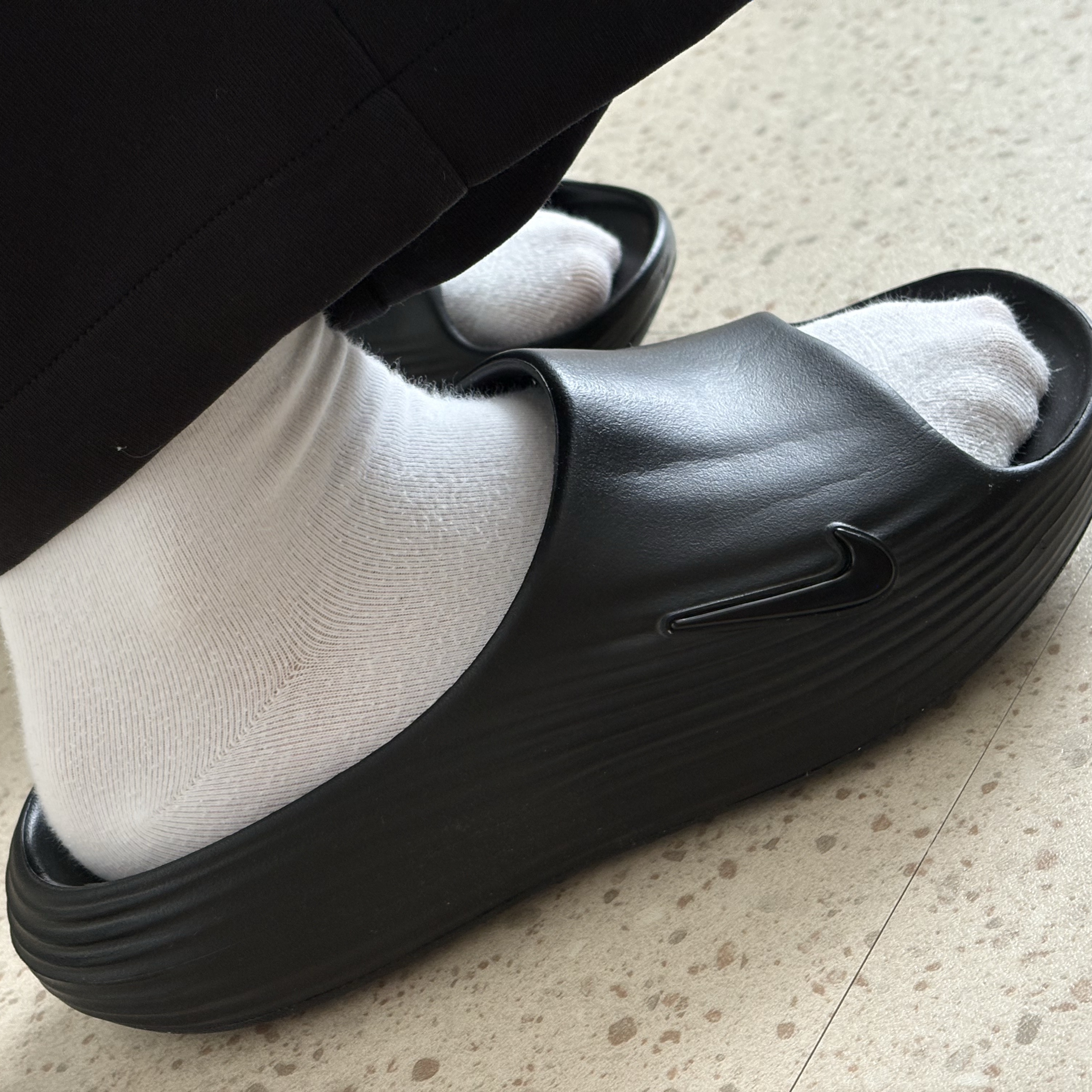 Nike ReactX Rejuven8 Slide Black 착용 스타일 - 2