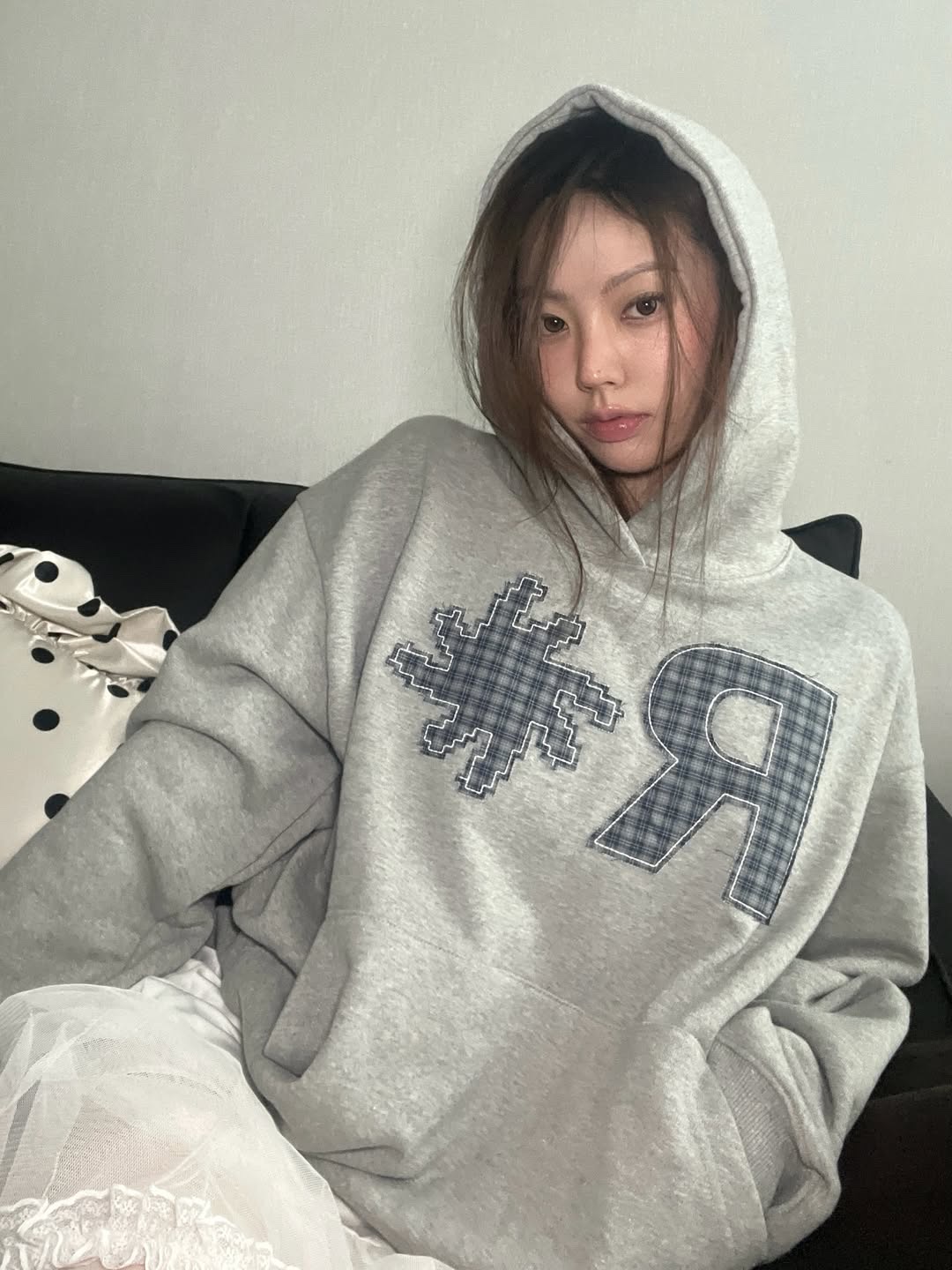 SLOW RECORD HOUSE Check Patch Hoodie Grey 착용 스타일 - 1