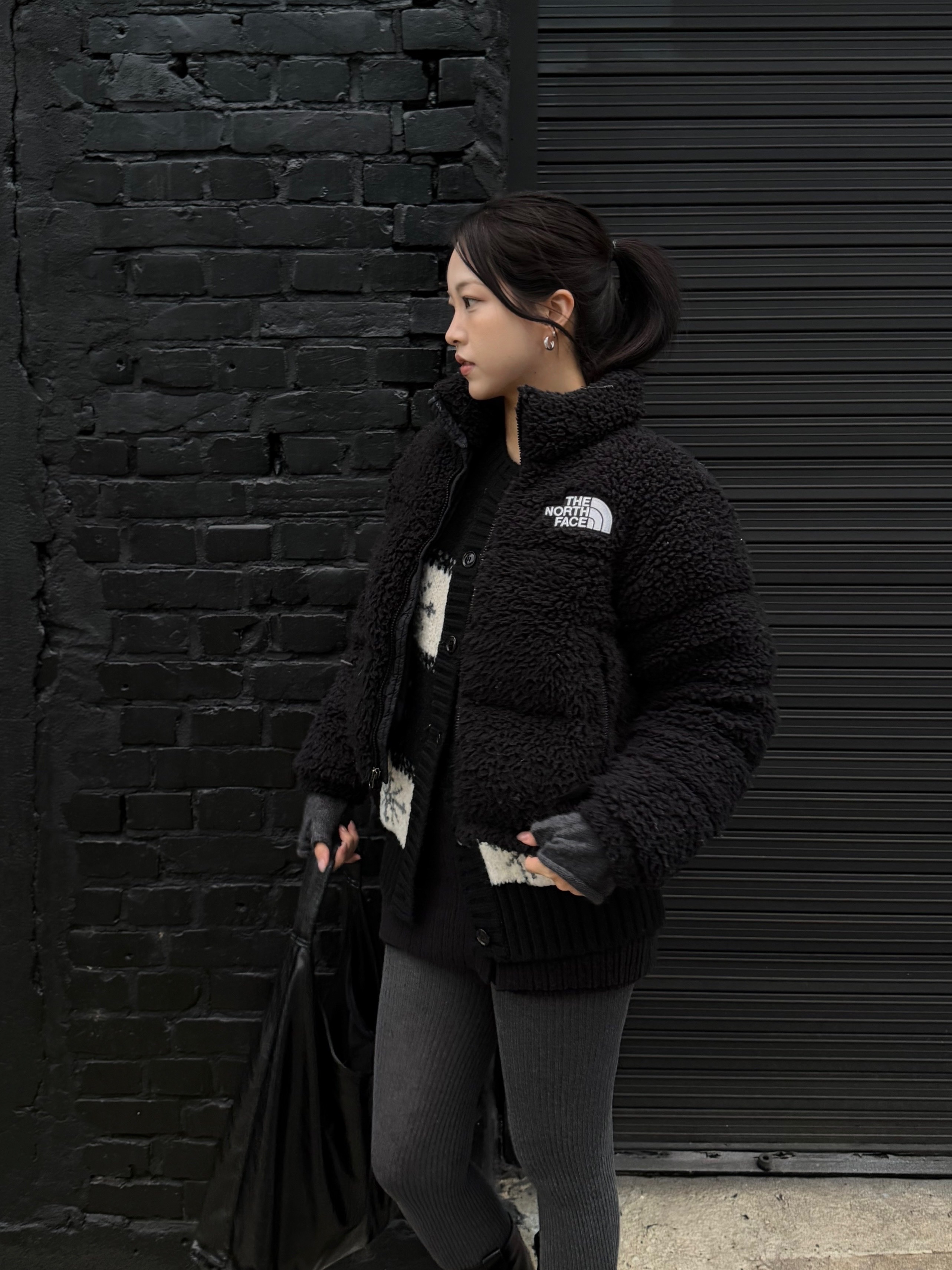 (W) The North Face Sherpa Nuptse Jacket Black 착용 스타일 - 1