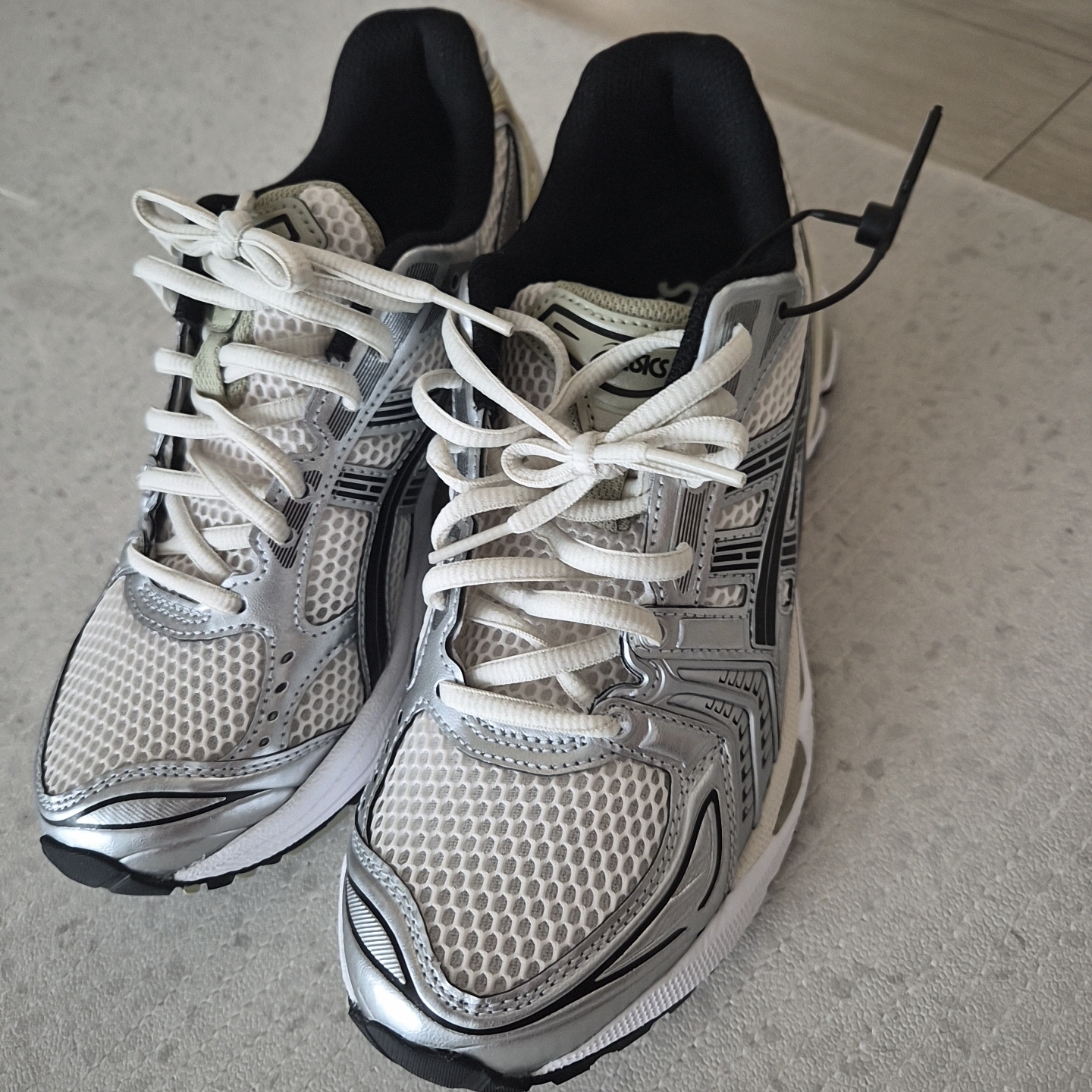 Asics Gel-Kayano 14 Birch Pure Silver 착용 스타일 - 2