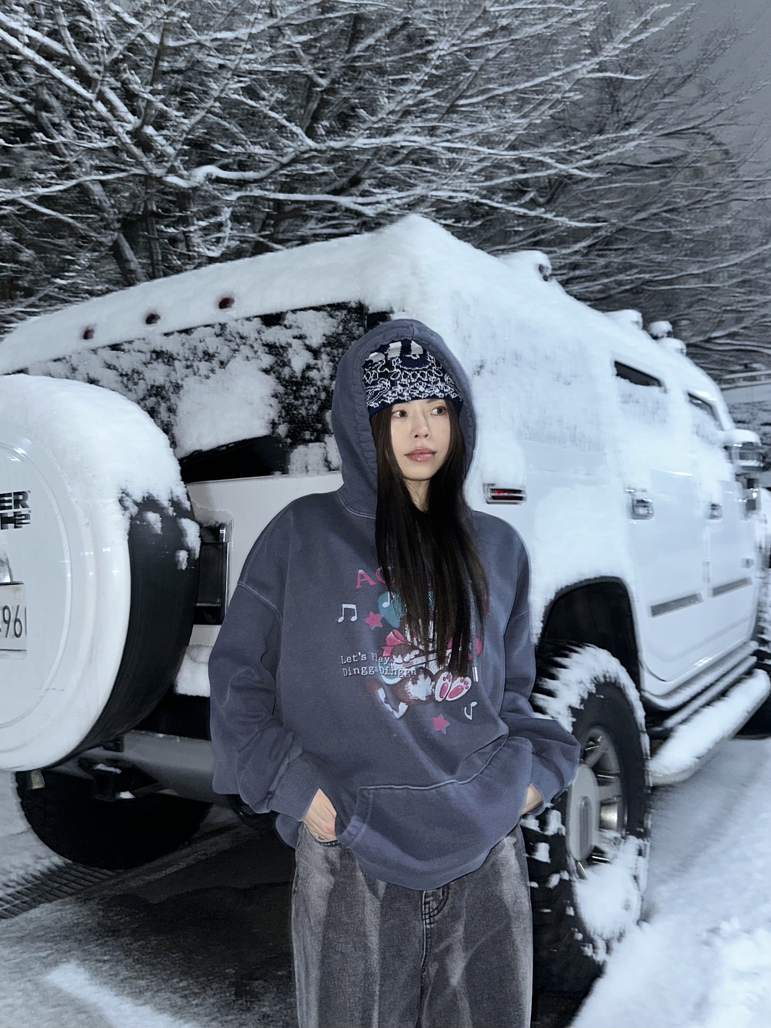 Supreme Big Logo Beanie Navy Bandana - 24FW, Nike Shox R4 Black and Metallic Silver 착용 스타일 - 3