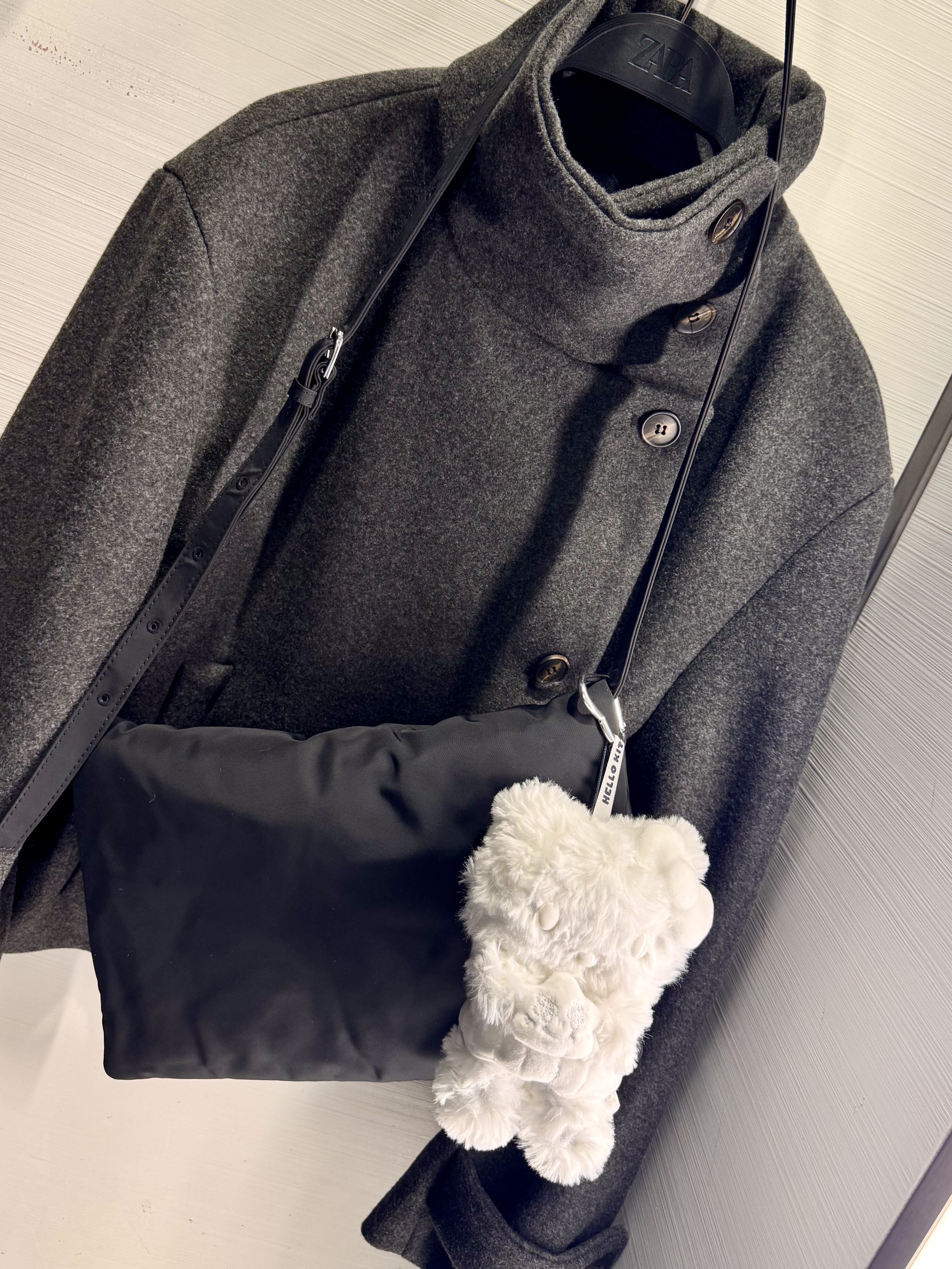 COS Tri-Fold Padded Crossbody Bag Black, HELLO KITTY x JISOO Plush Keychain Secret White (Opened Case) 착용 스타일 - 2