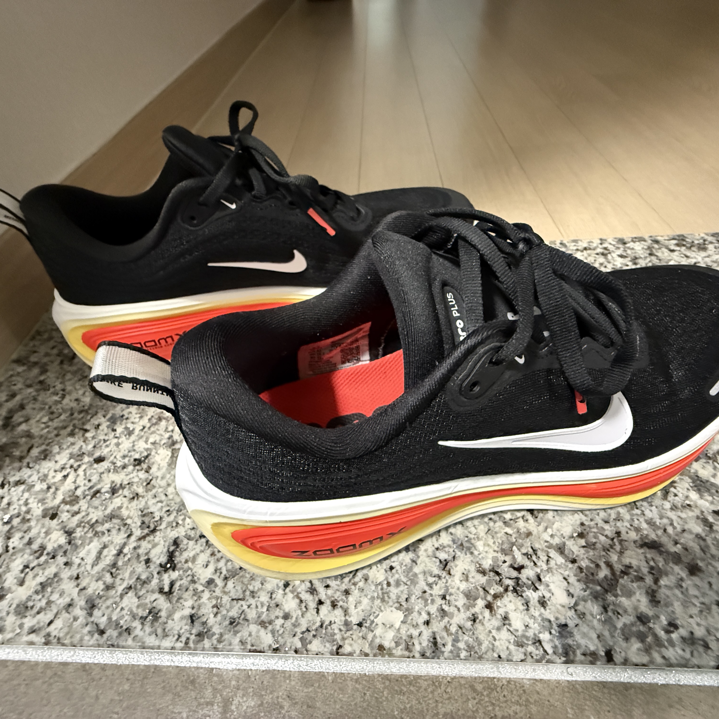 Nike Vomero Plus Black Bright Crimson 착용 스타일
