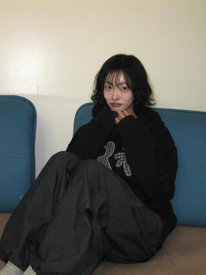 SLOW RECORD HOUSE Check Patch Hoodie Black 착용 스타일 - 2