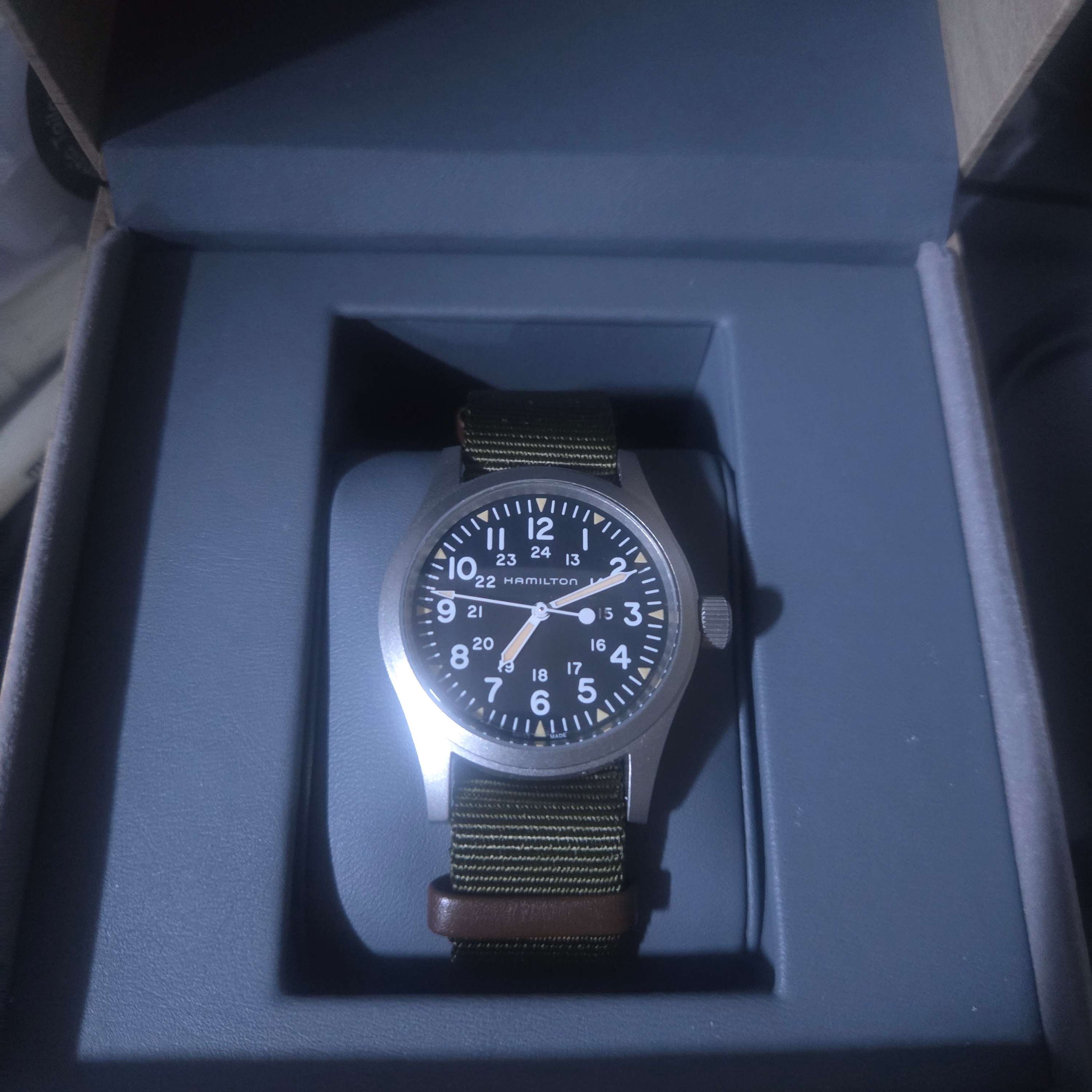 Hamilton Khaki Field Mechanical 38mm Nato Strap Green Black 착용 스타일