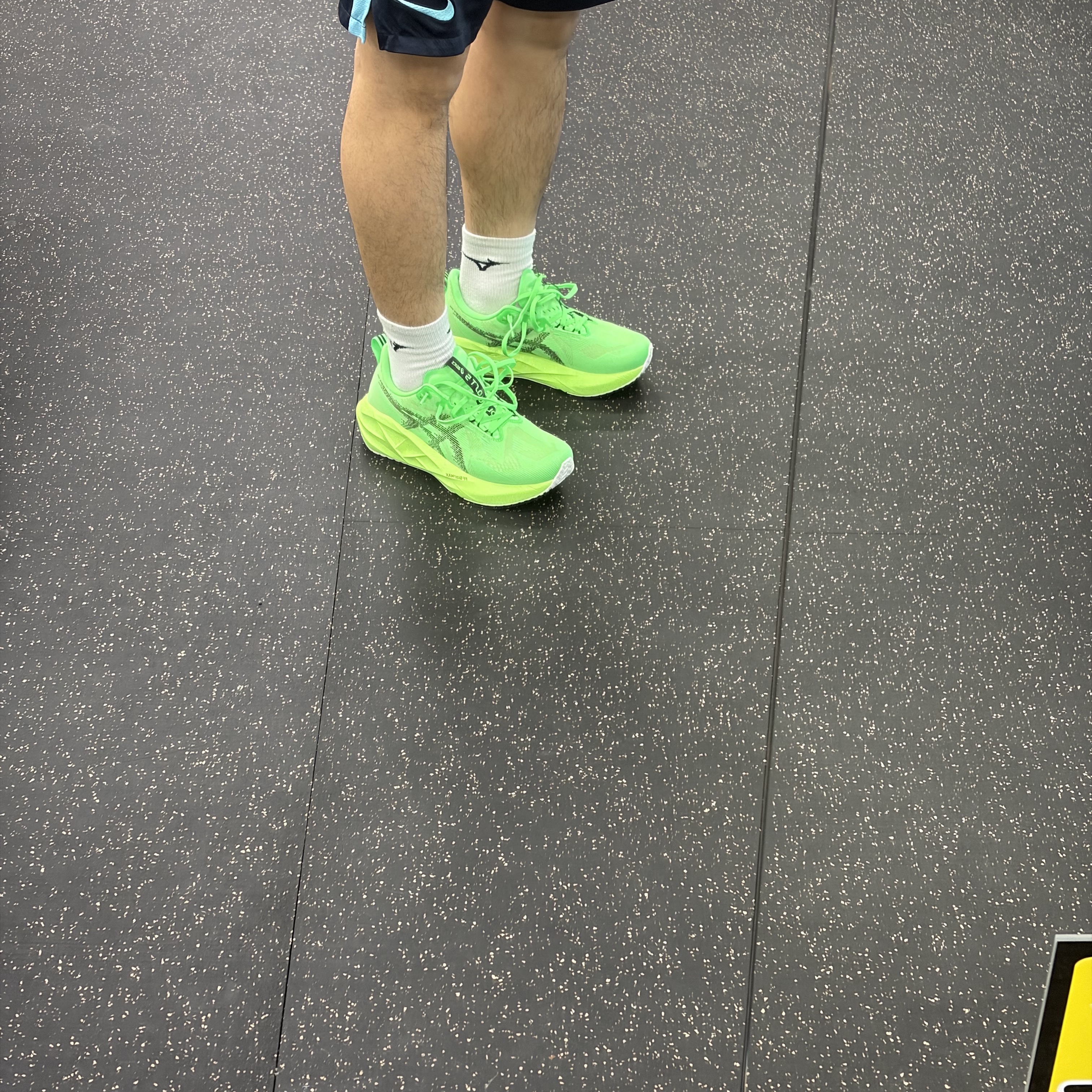 Asics Novablast 5 Ekiden Vital Green Black 착용 스타일