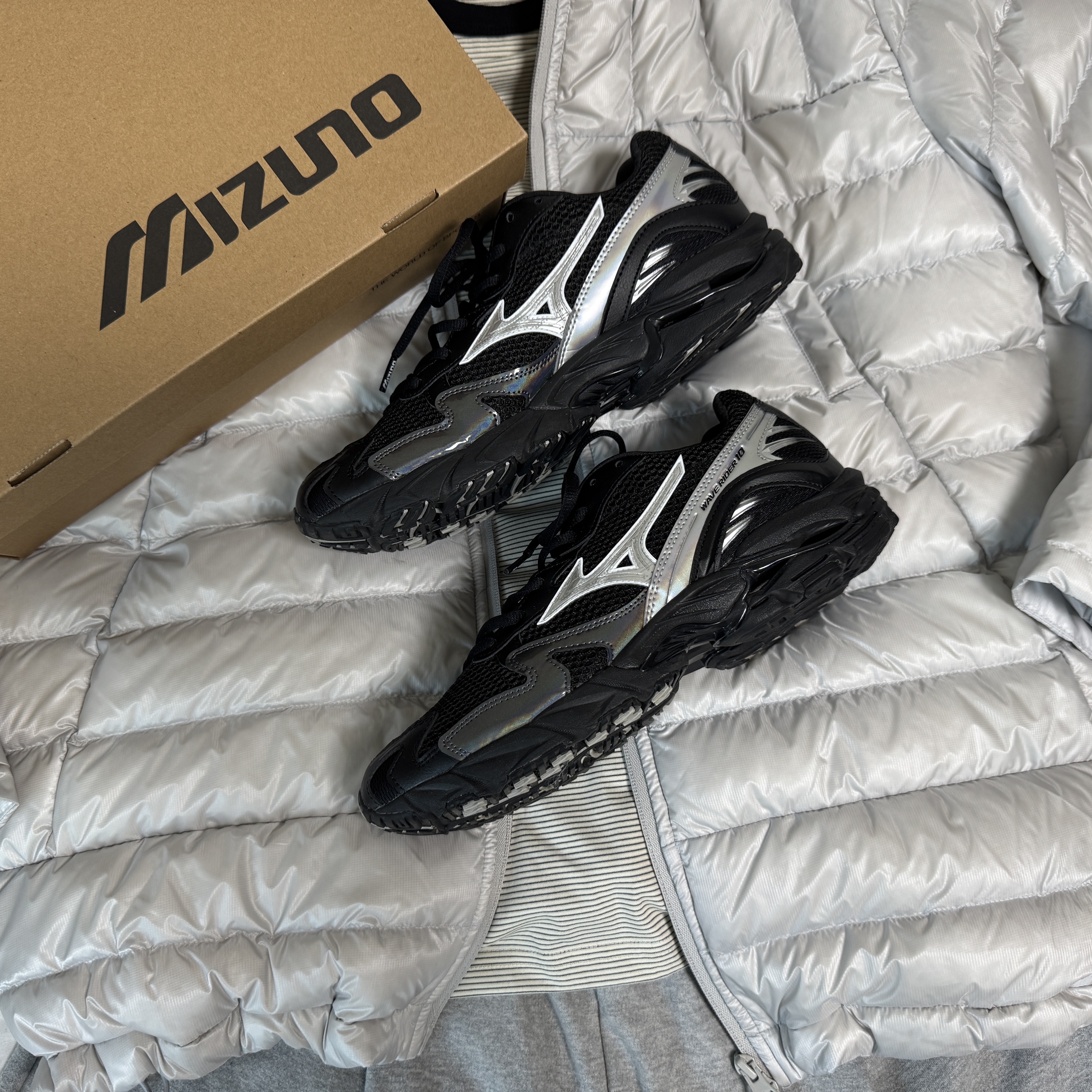 Mizuno Wave Rider 10 Black Silver 착용 스타일 - 1