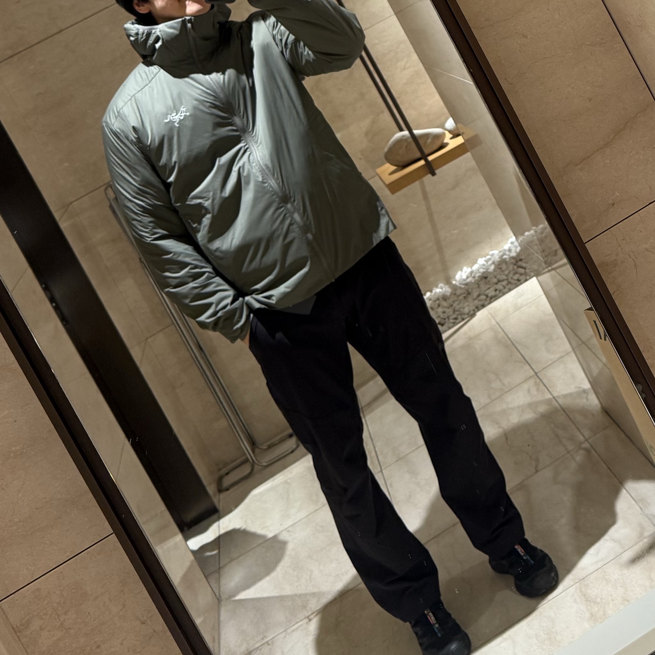 Arc'teryx Atom Hoody Forage, Arc'teryx Cronin Cotton Pants Black 착용 스타일