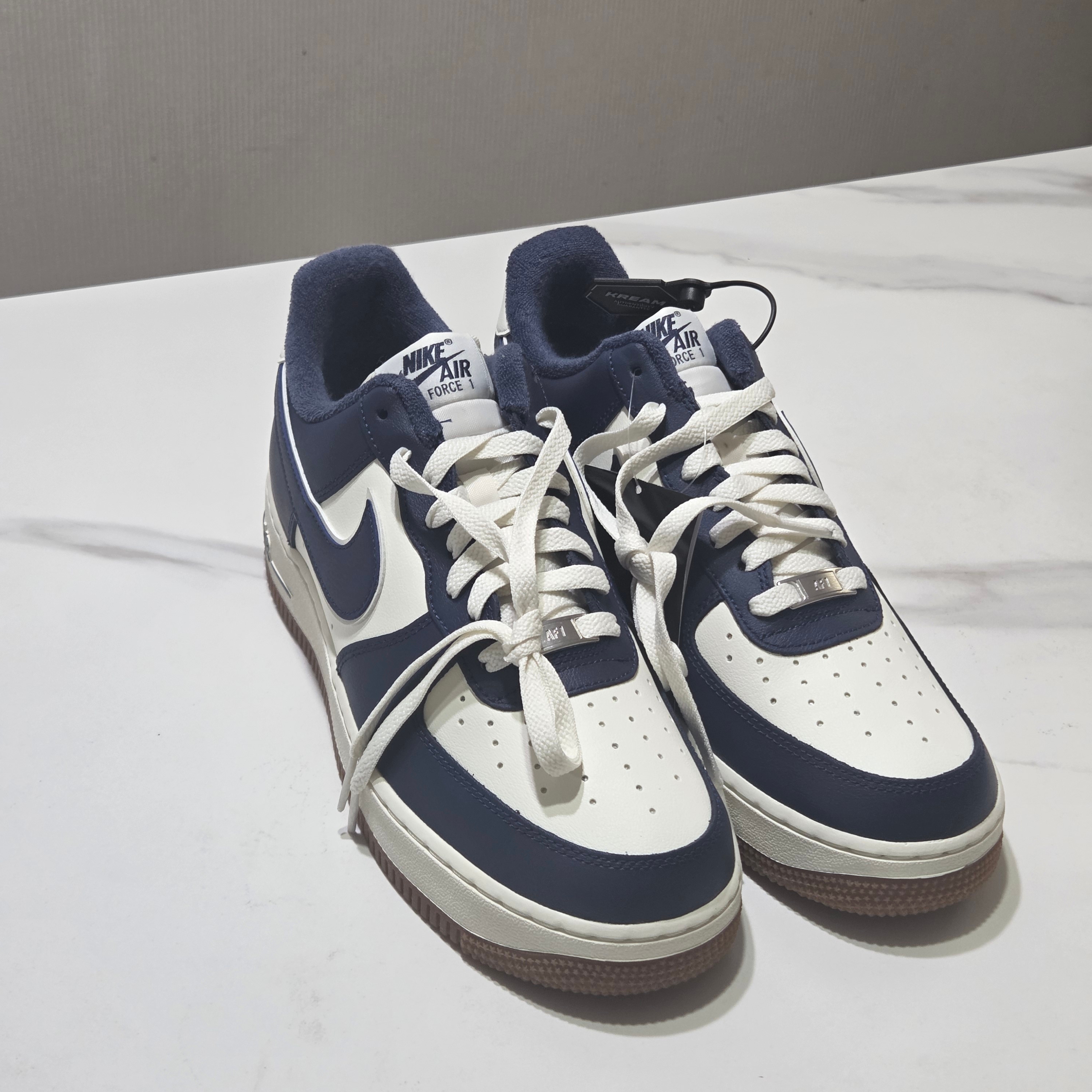 Nike Air Force 1 '07 LV8 Midnight Navy 착용 스타일 - 3