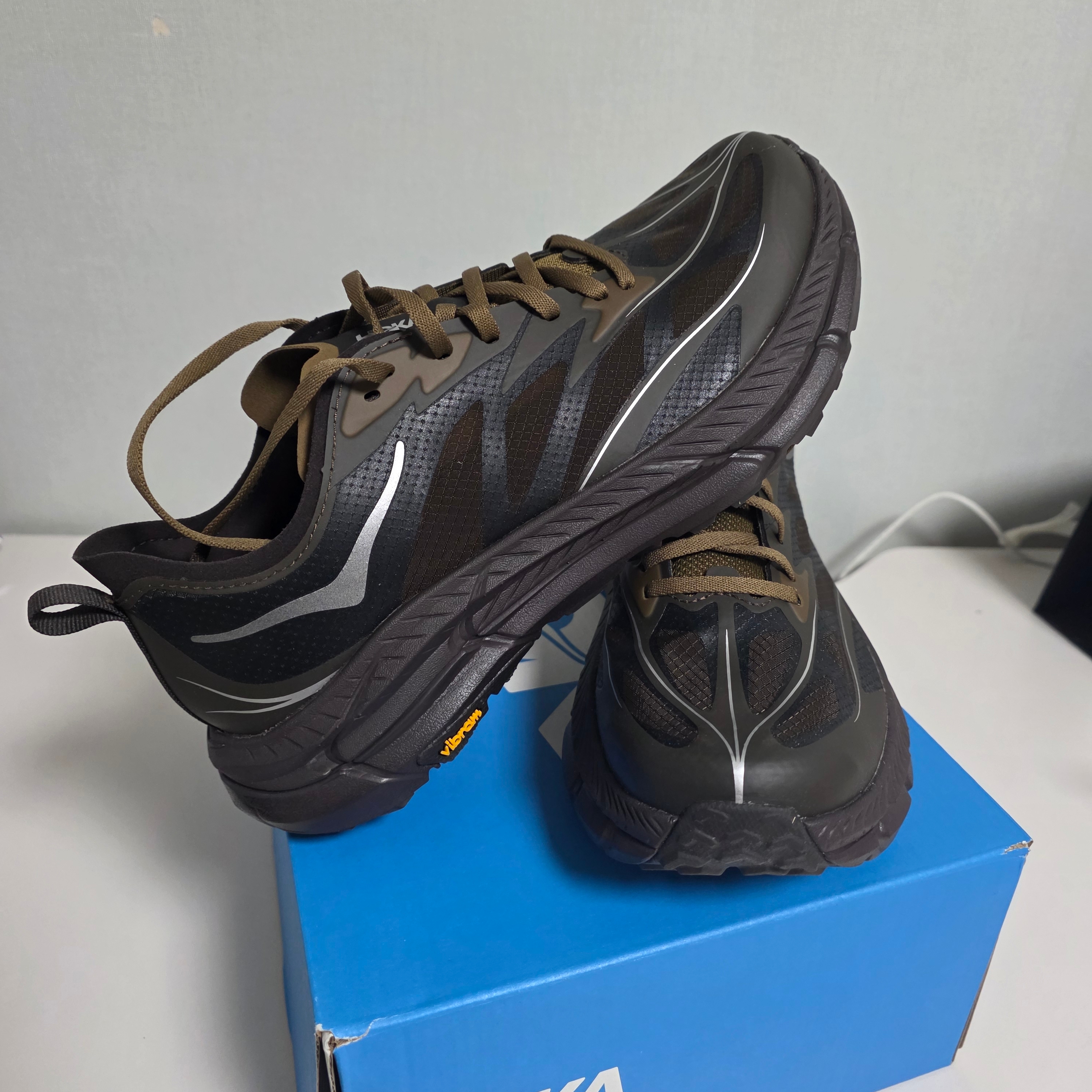 Hoka Mafate Speed 4 Lite Tree Bark Cast Iron 착용 스타일 - 1