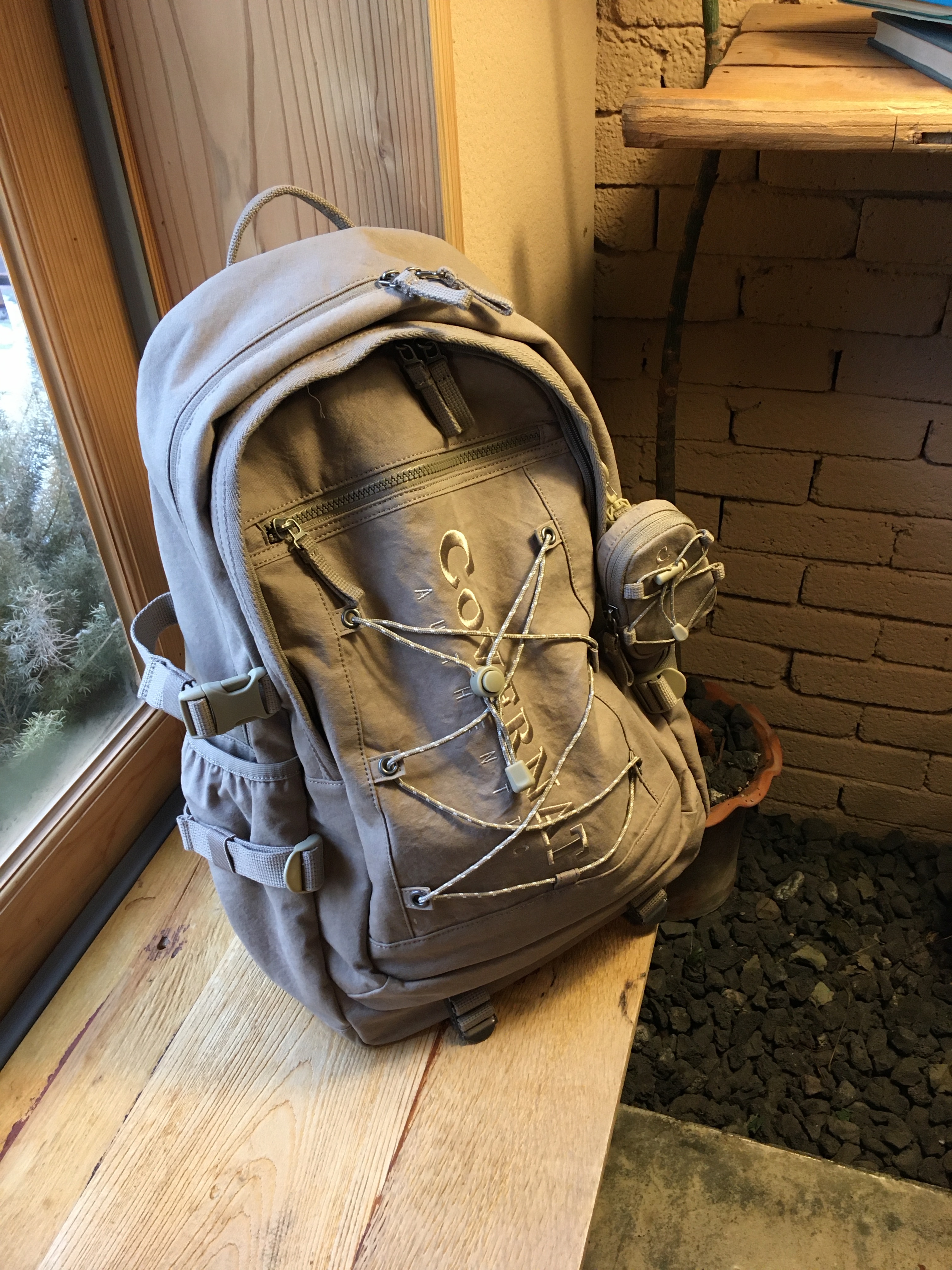 Covernat New Authentic Sand 31L Backpack Beige, Covernat New Authentic Moss 31L Backpack Khaki 착용 스타일 - 3
