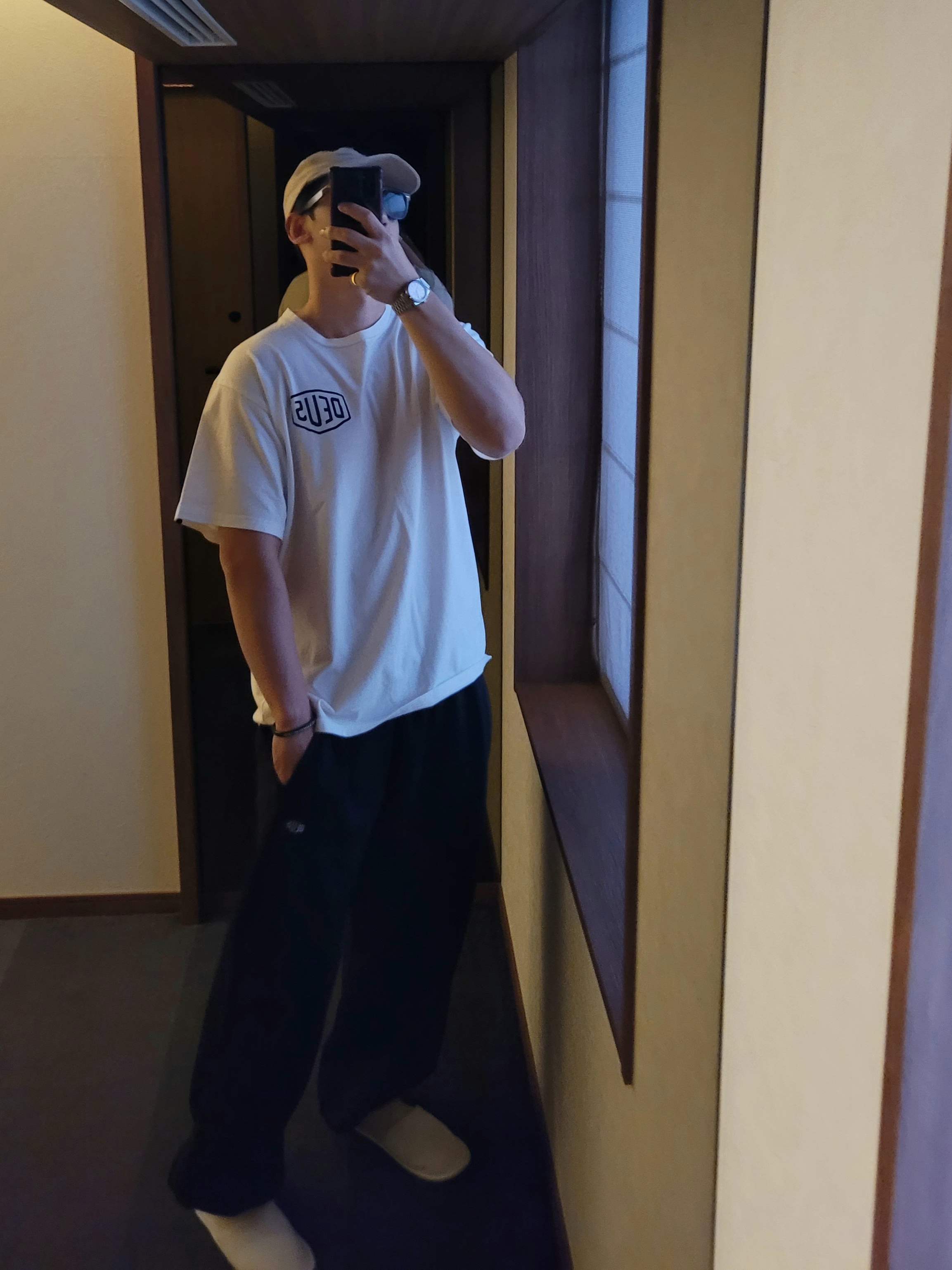 Deus Ex Machina Seoul College Address Sweatpant Black, Deus Ex Machina Seoul College Address T-Shirt White 착용 스타일 - 3