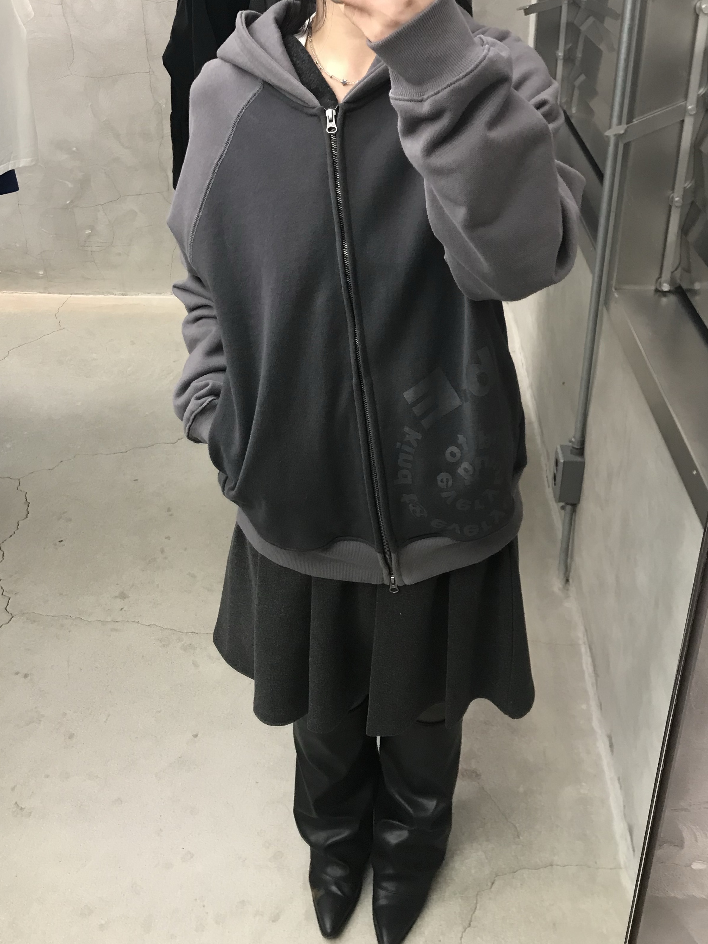 Sansan Gear Kapas Knit Zip-Up Black, Sansan Gear X b.E Zip-Up Hoodie Charcoal 착용 스타일 - 2