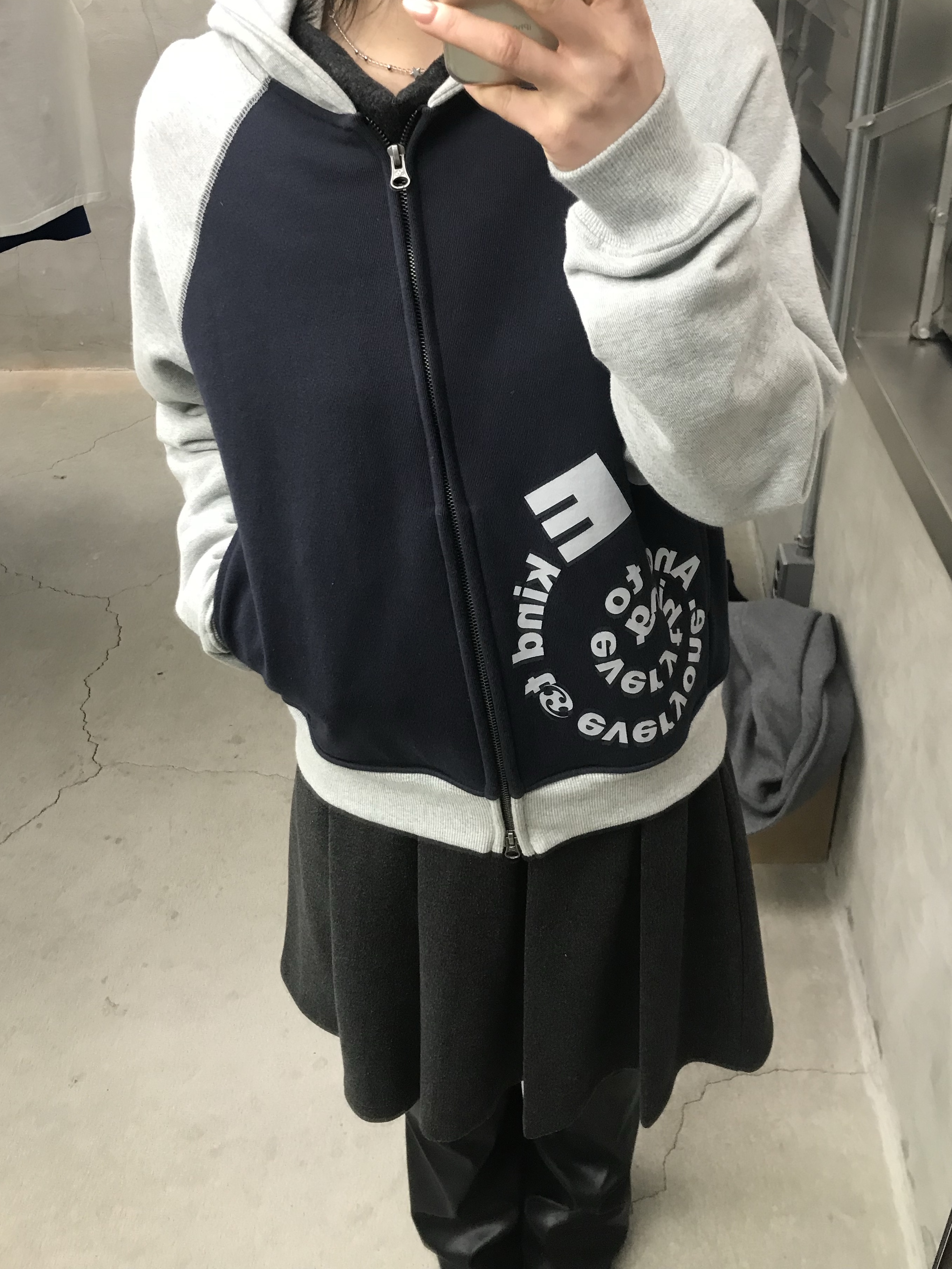 Sansan Gear Kapas Knit Zip-Up Black, Sansan Gear X b.E Zip-Up Hoodie Charcoal 착용 스타일 - 3