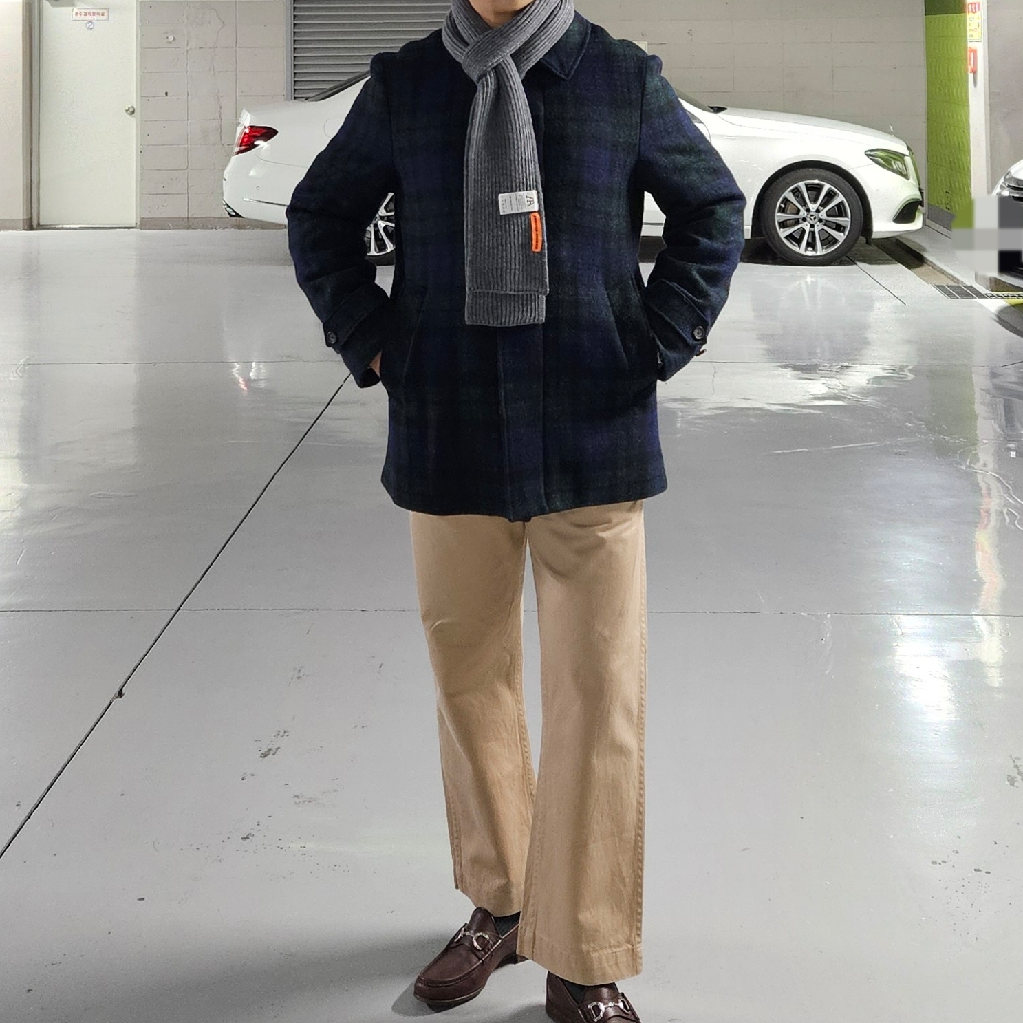 Gucci Brown Leather Gold Horsebit Men's Loafers, Buzz Rickson's Original Spec Chinos One Wash Beige 착용 스타일 - 2