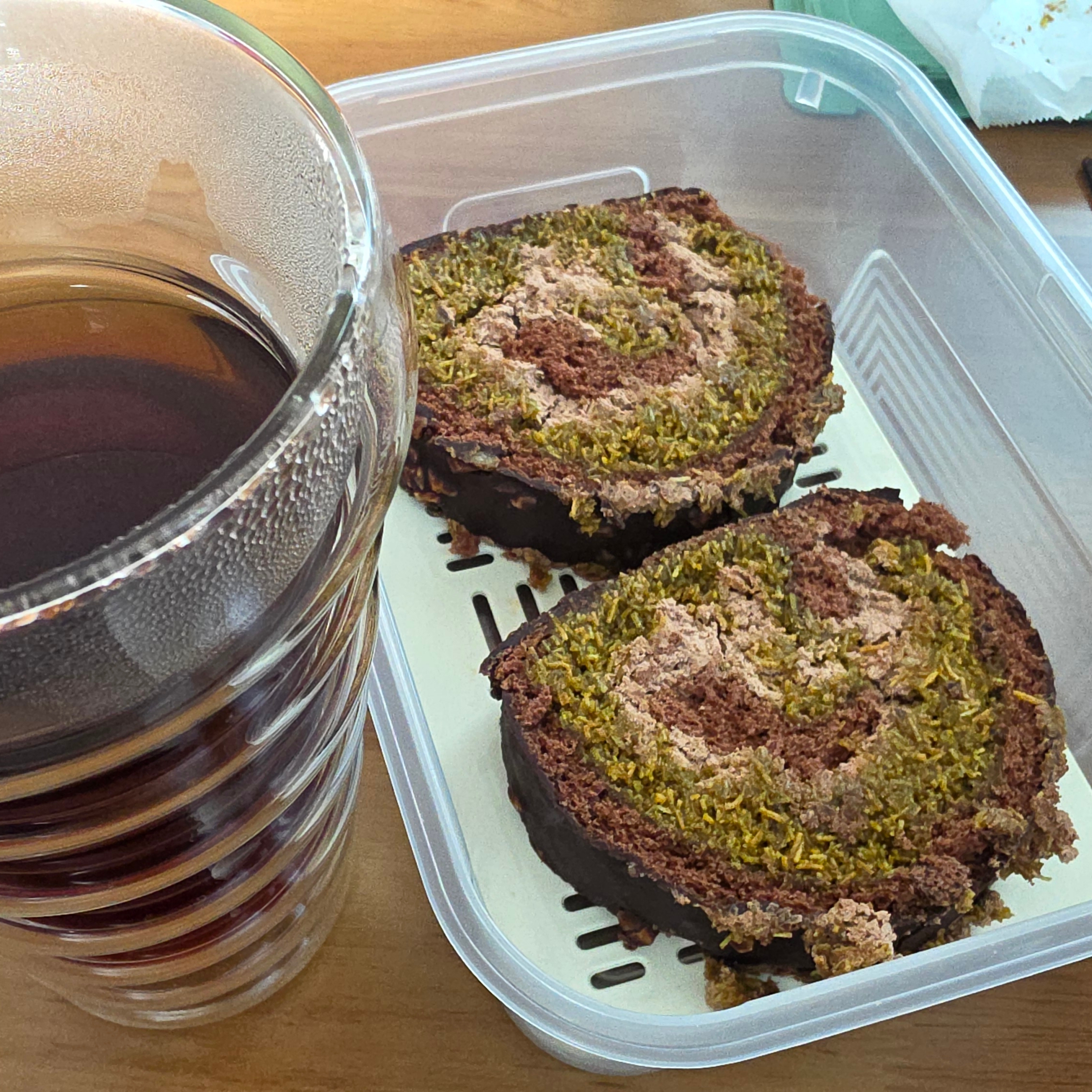 [KREAM 단독] tongtonge Dubai Style Chocolate Roll Cake 착용 스타일