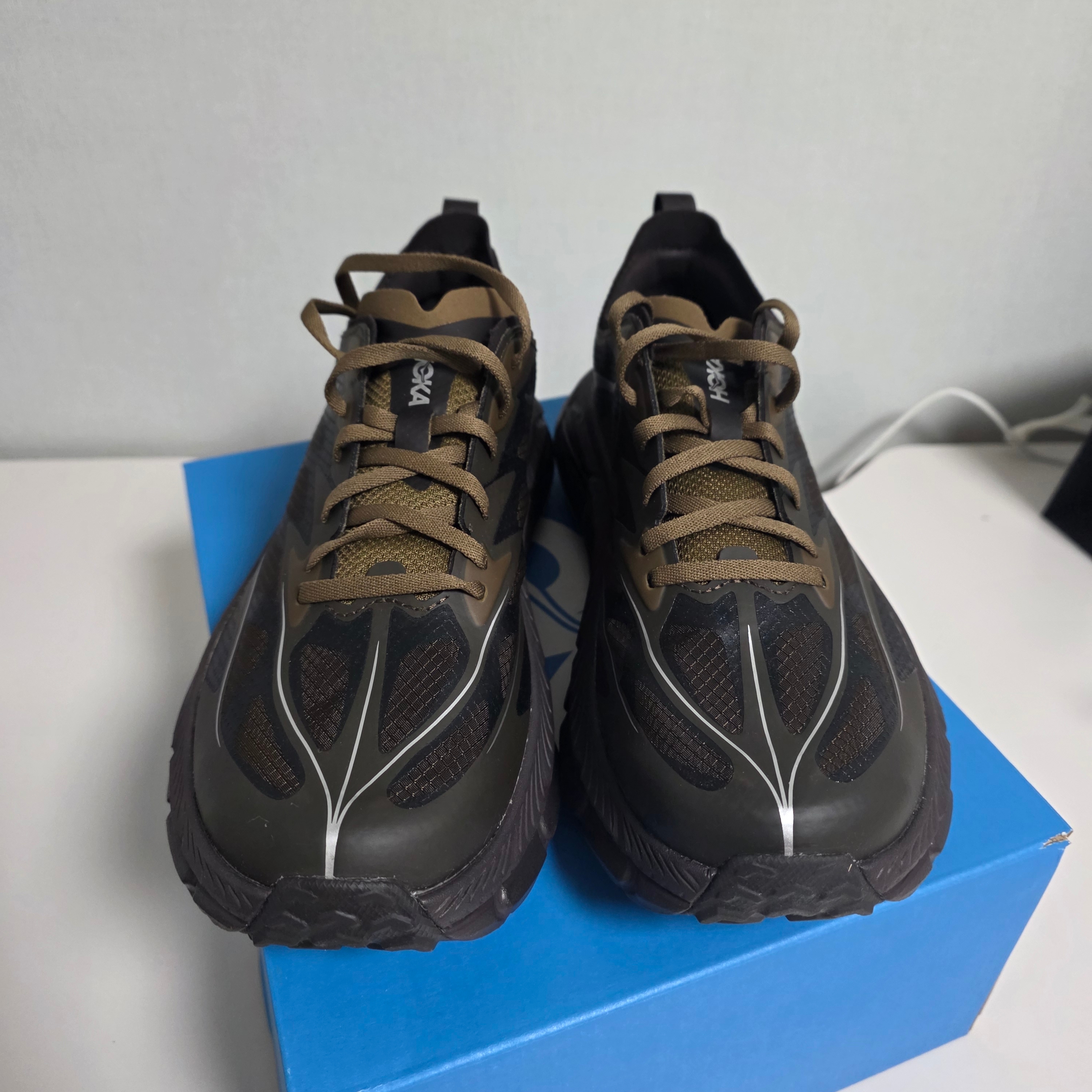 Hoka Mafate Speed 4 Lite Tree Bark Cast Iron 착용 스타일 - 3