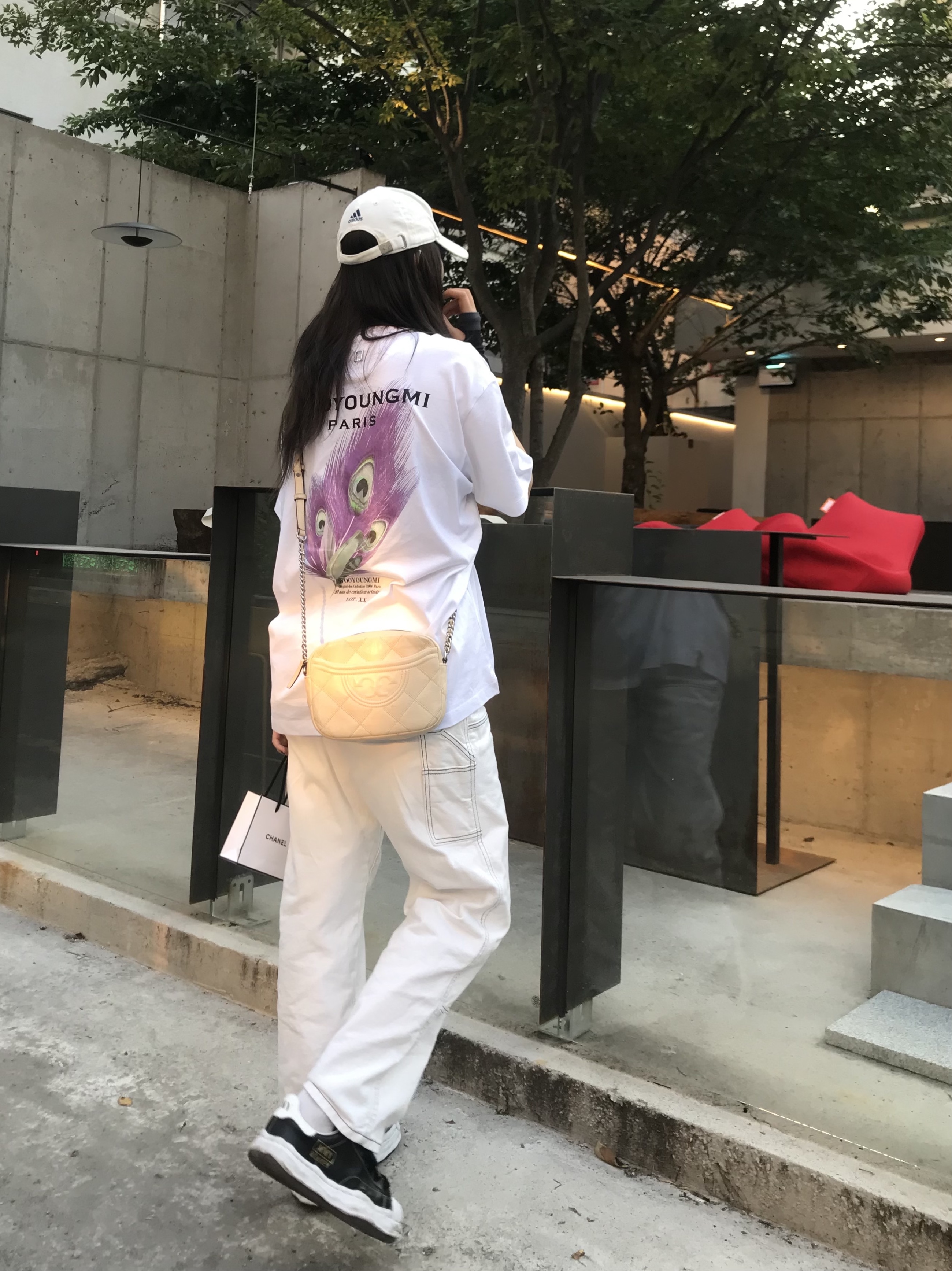 Wooyoungmi Feather Back Logo T-Shirt White - 23SS, Maison Mihara Yasuhiro Blakey OG Sole Leather Low-top Sneakers Black 착용 스타일 - 1