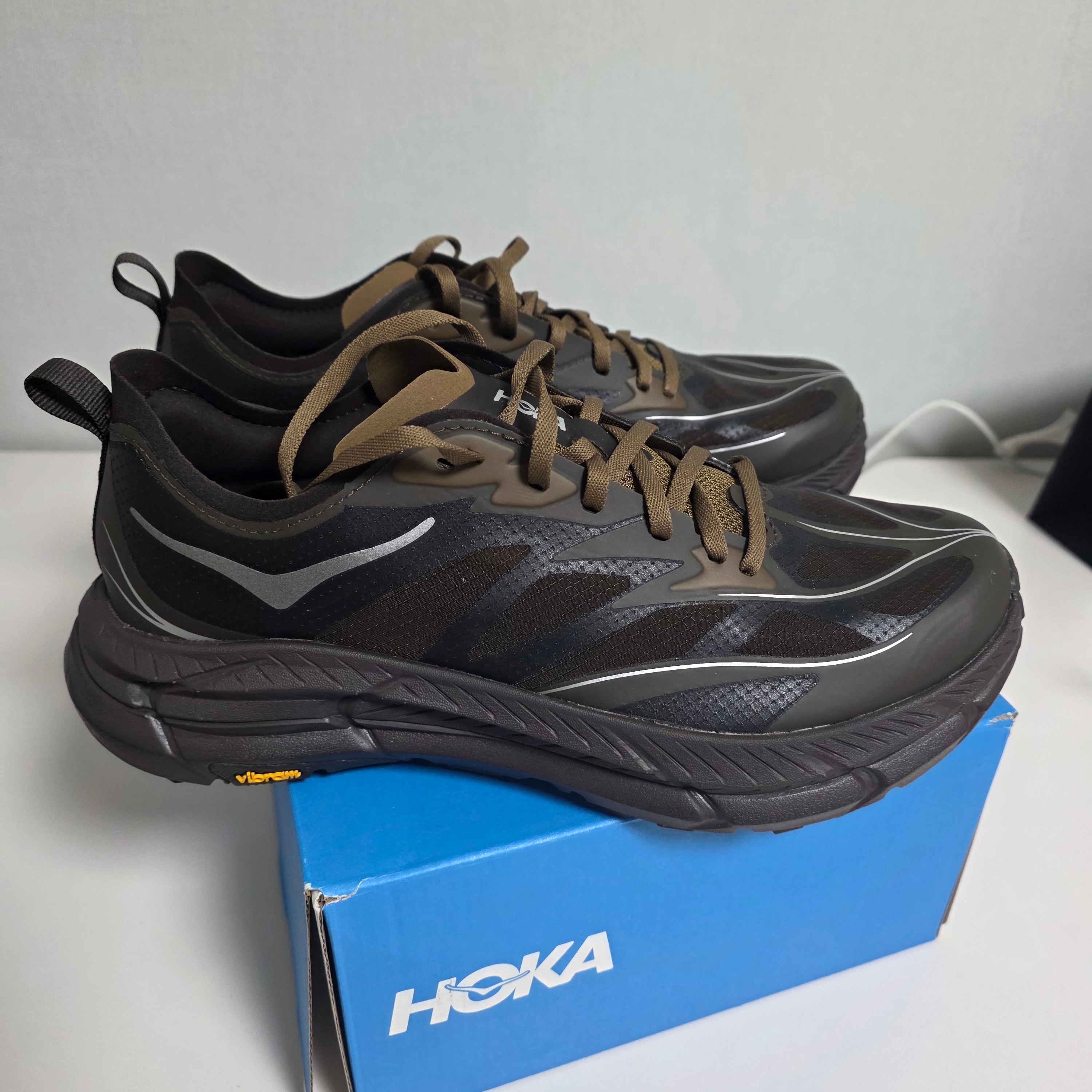 Hoka Mafate Speed 4 Lite Tree Bark Cast Iron 착용 스타일 - 2