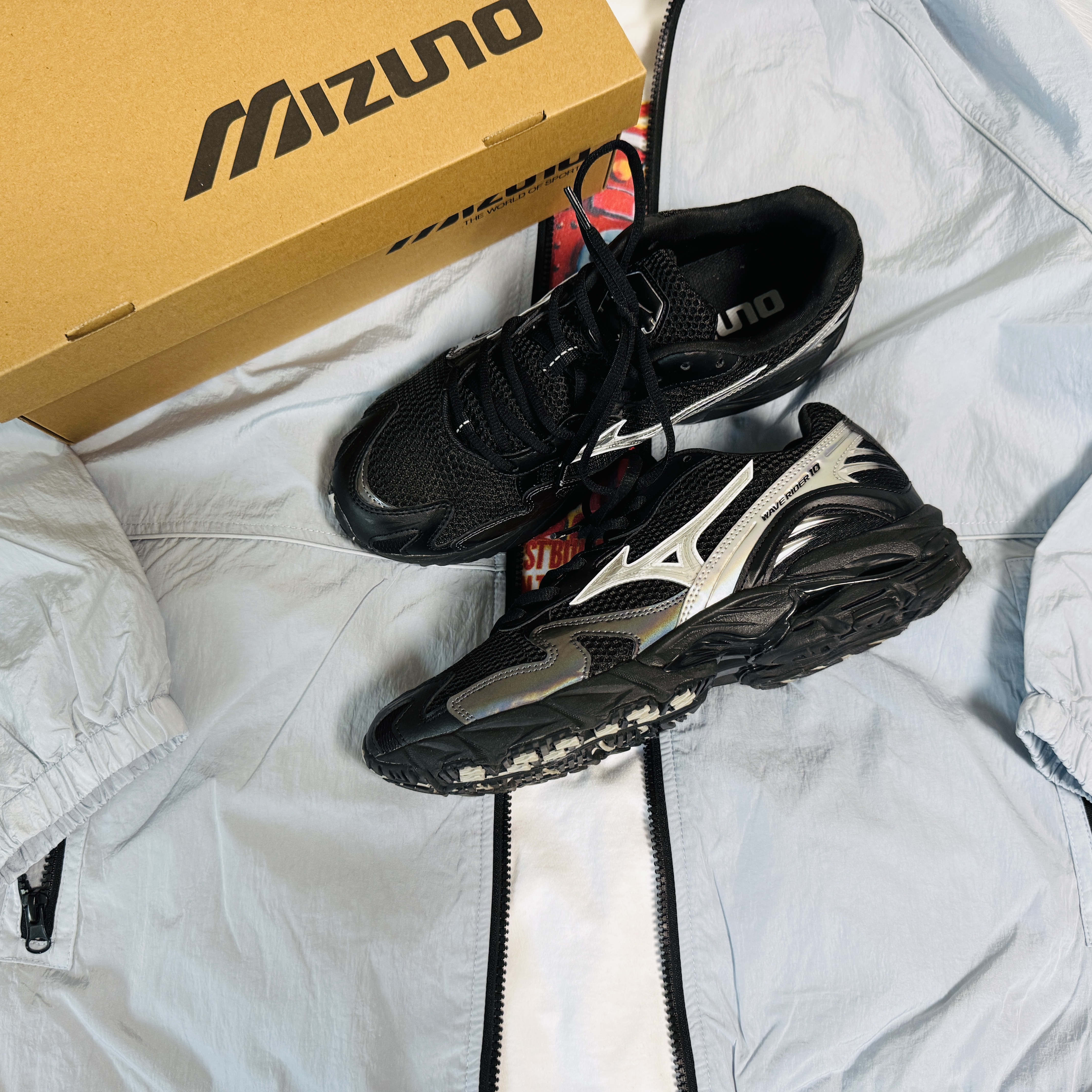 Mizuno Wave Rider 10 Black Silver 착용 스타일 - 2