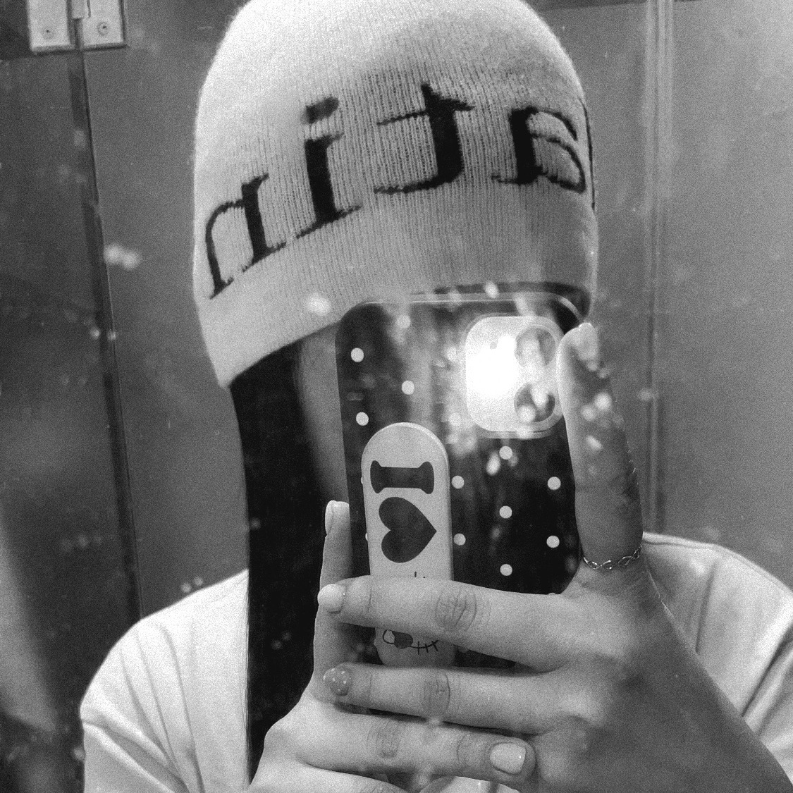 Matin Kim Logo Jacquard Short Beanie White 착용 스타일