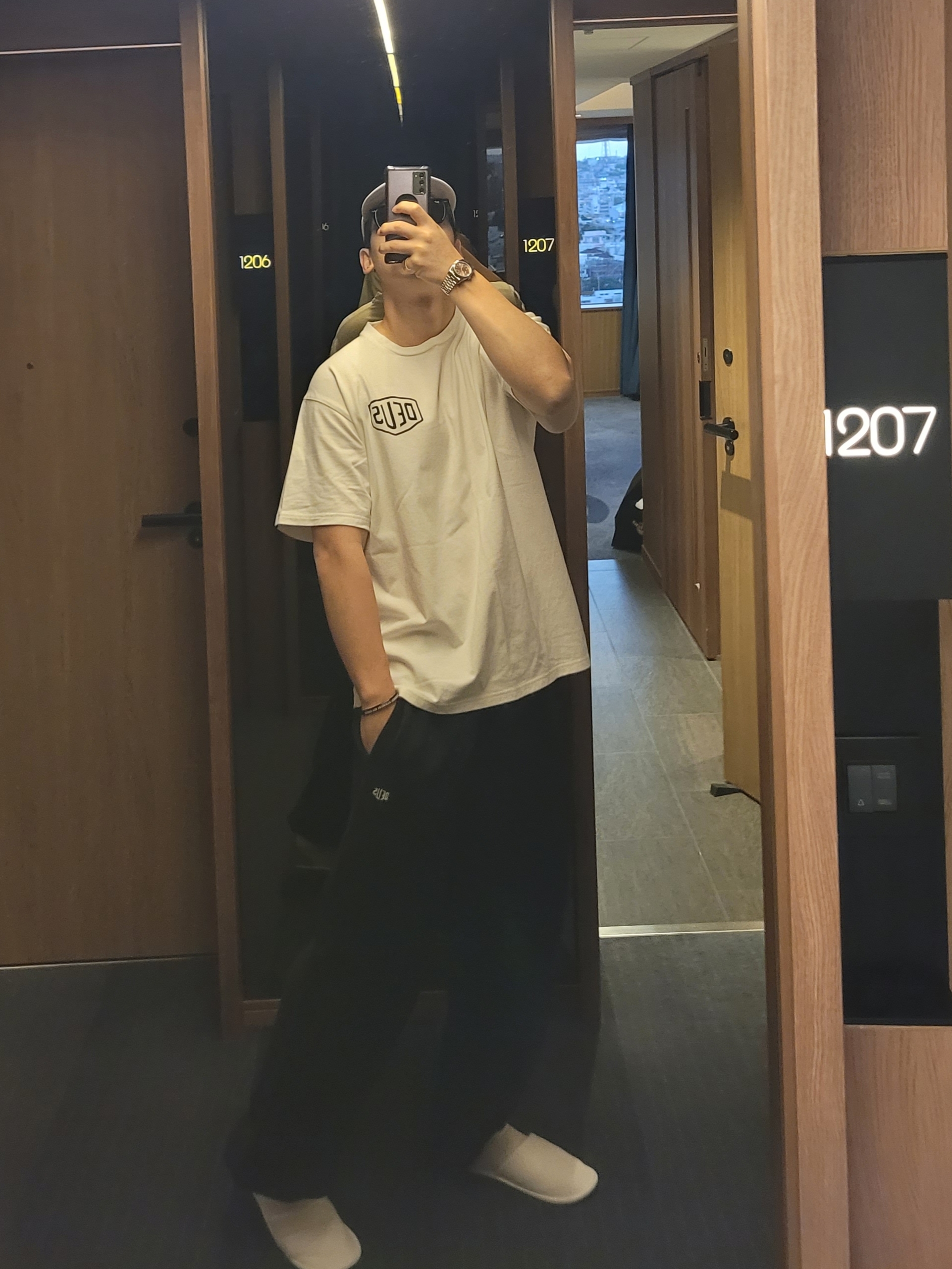 Deus Ex Machina Seoul College Address T-Shirt White, Deus Ex Machina Seoul College Address Sweatpant Black 착용 스타일 - 1