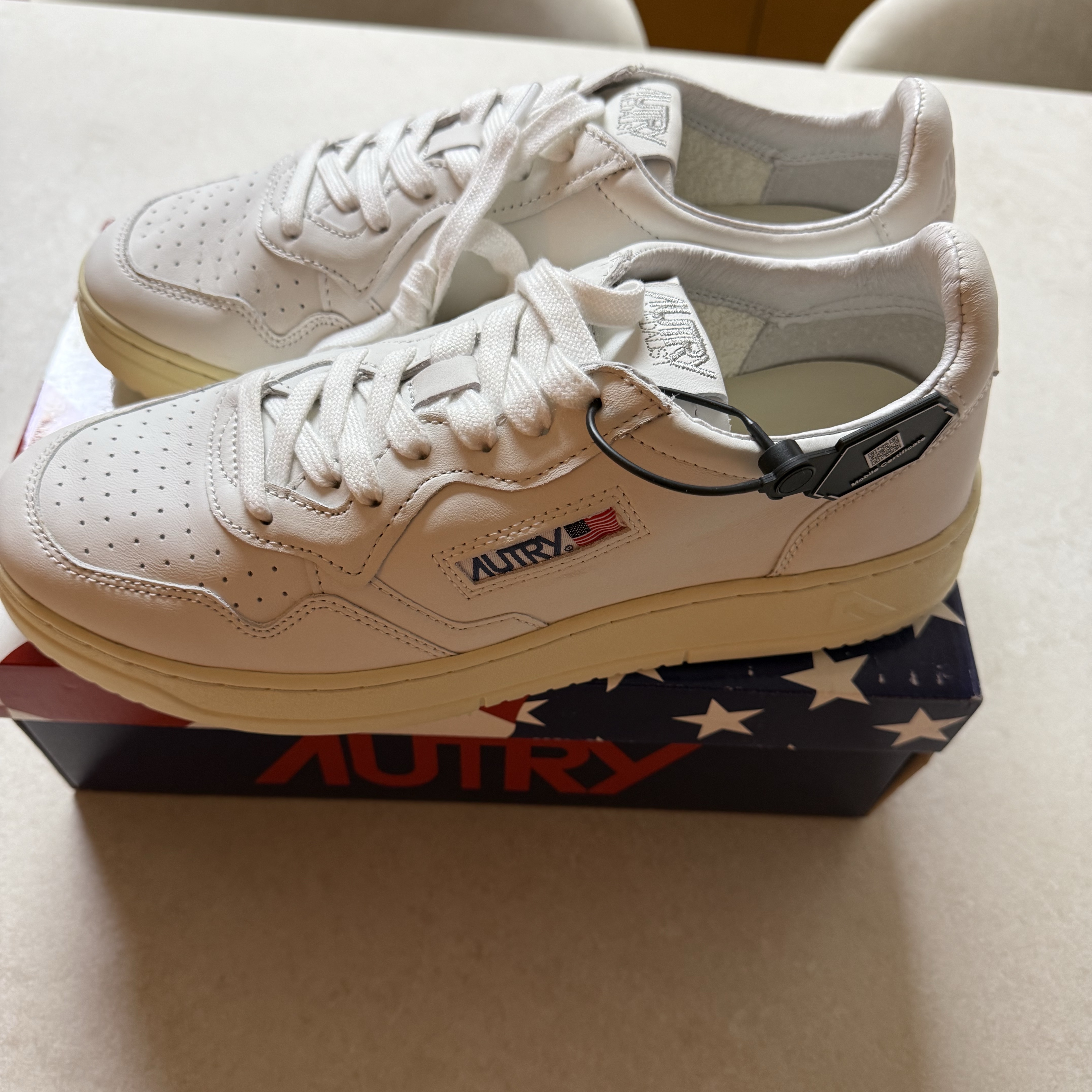 Autry Medalist Low Goatskin Sneakers White 착용 스타일 - 1