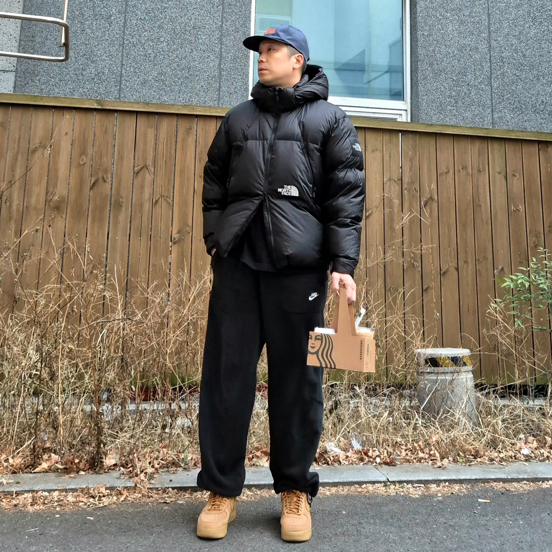 Nike Air Force 1 '07 WB Flax, The North Face White Label Project Down Jacket RDS Black - 25FW 착용 스타일 - 1