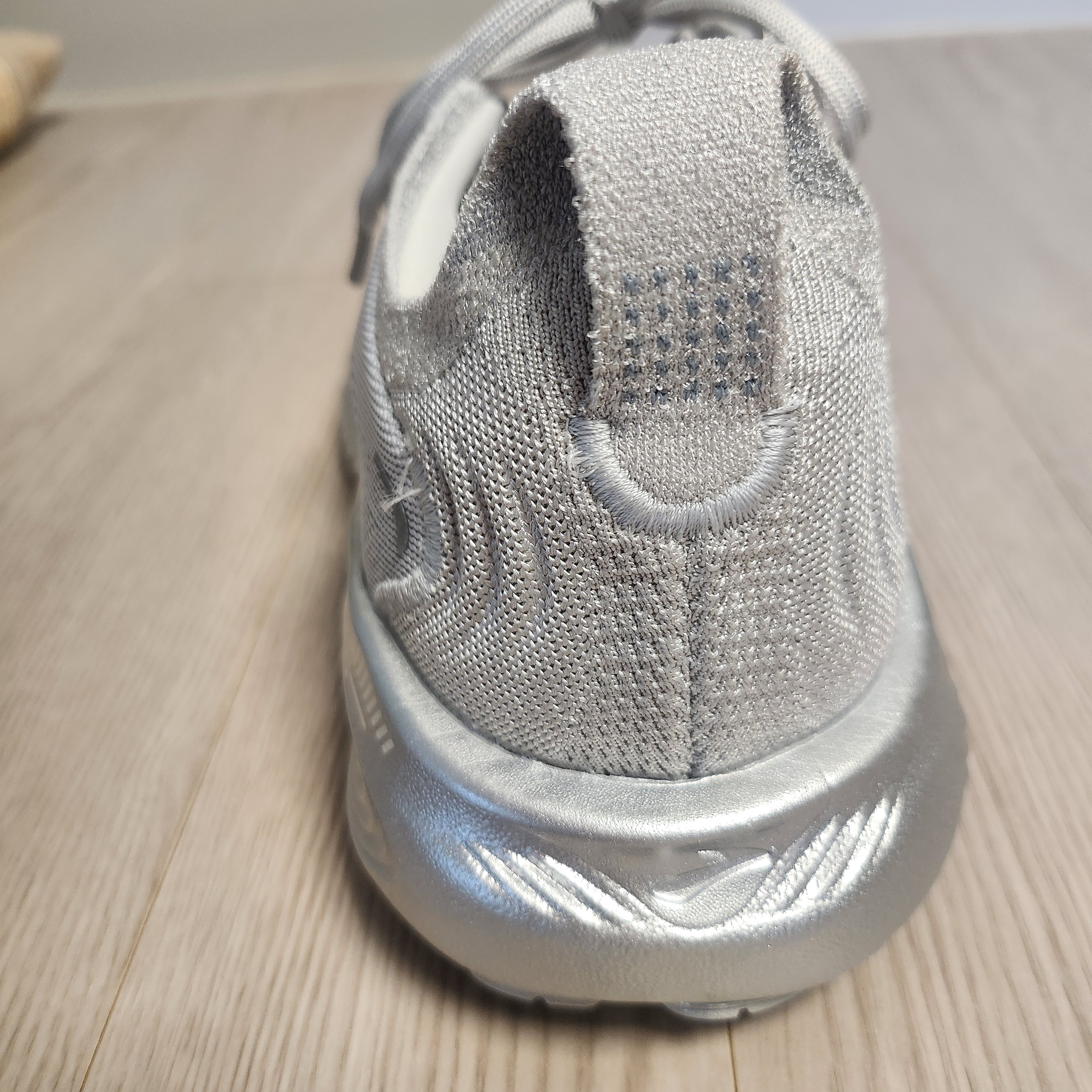 Brooks Running Adrenaline GTS 25 Silver - D Medium 착용 스타일 - 3