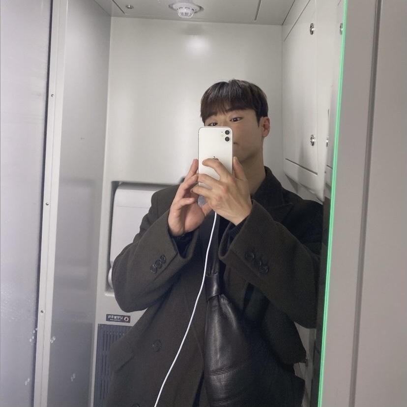 Lemaire Medium Croissant Bag Soft Nappa Leather Dark Chocolate, Tonywack Textured Wool and Cashmere Double-Breasted Coat Dark Brown 착용 스타일