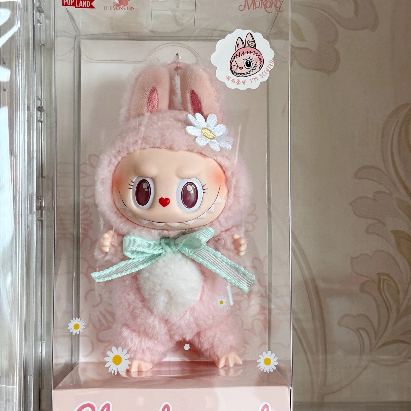 Pop Mart Labubu Mokoko Close to Sweet Vinyl Plush Pendant 착용 스타일
