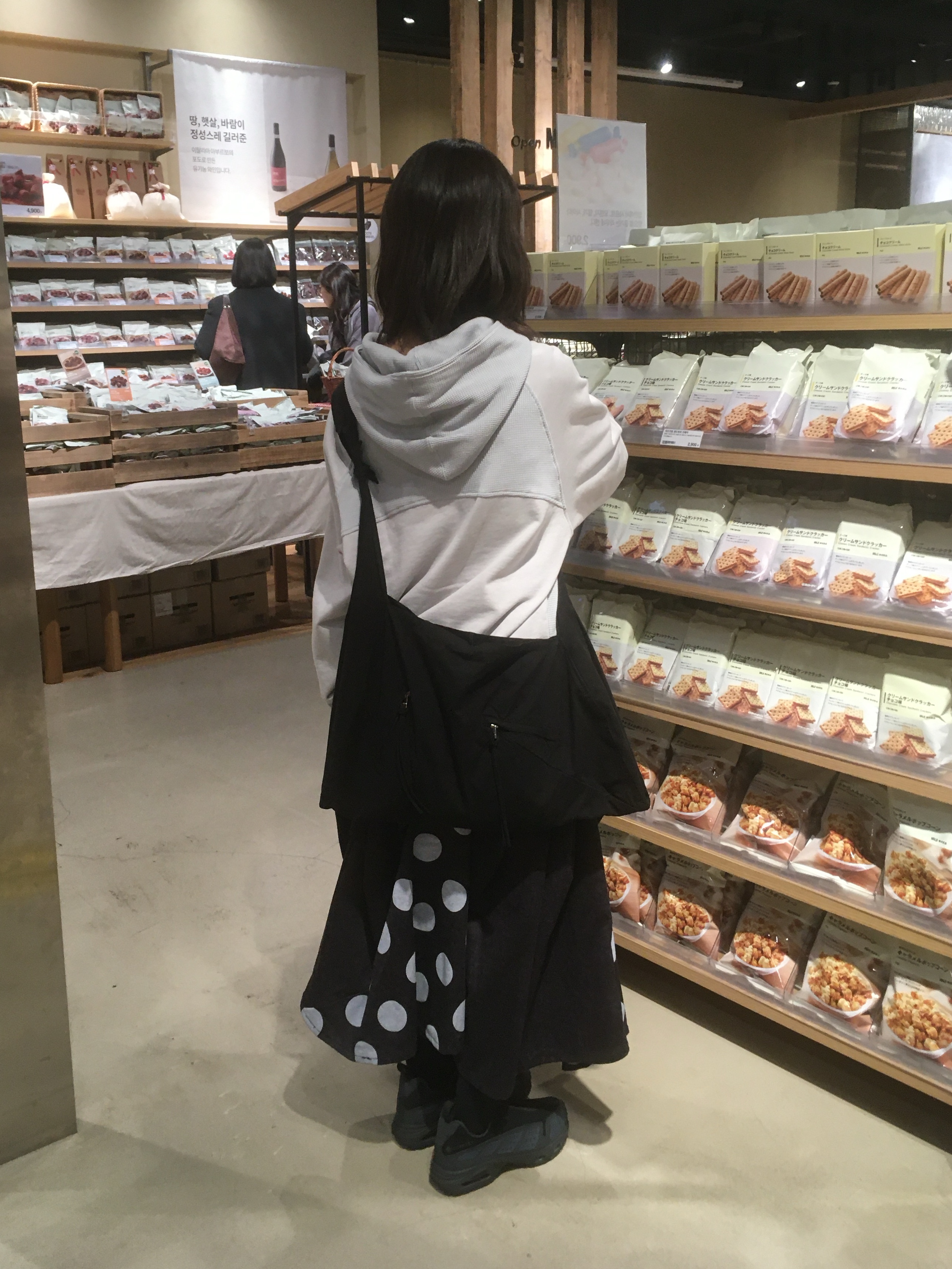 (W) Nike Air Max SNDR Gore-Tex Black and Dark Smoke Grey 착용 스타일