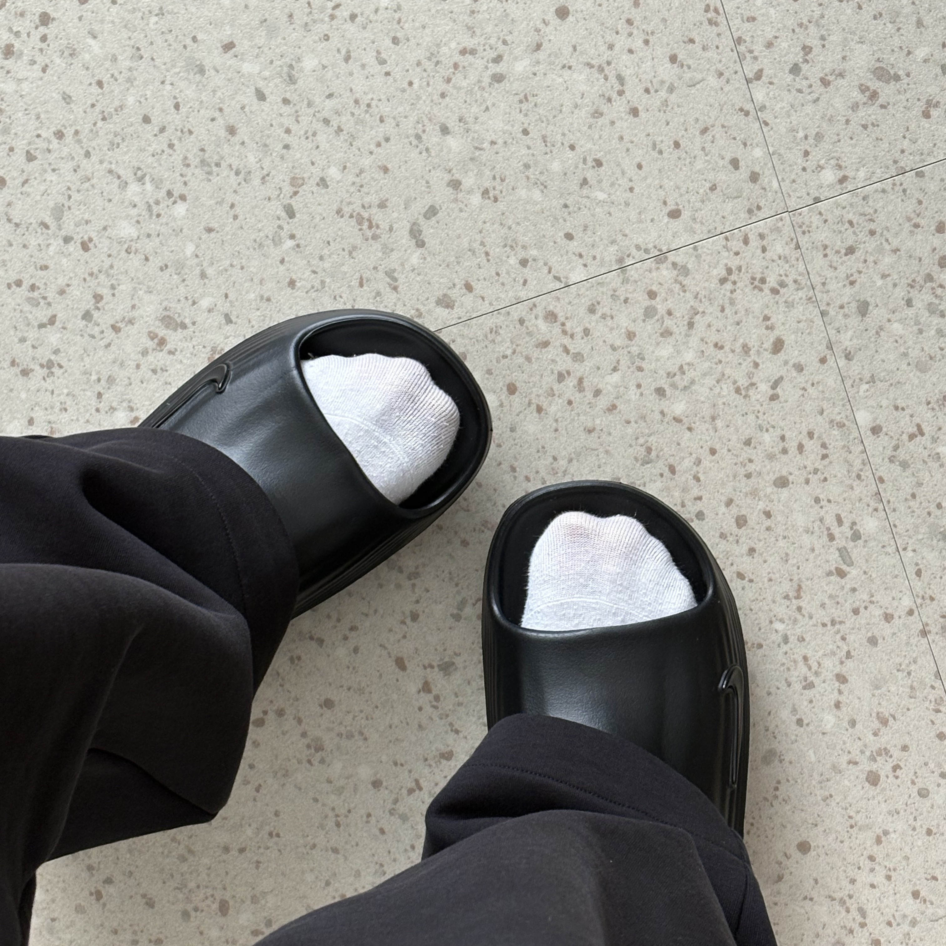 Nike ReactX Rejuven8 Slide Black 착용 스타일 - 3