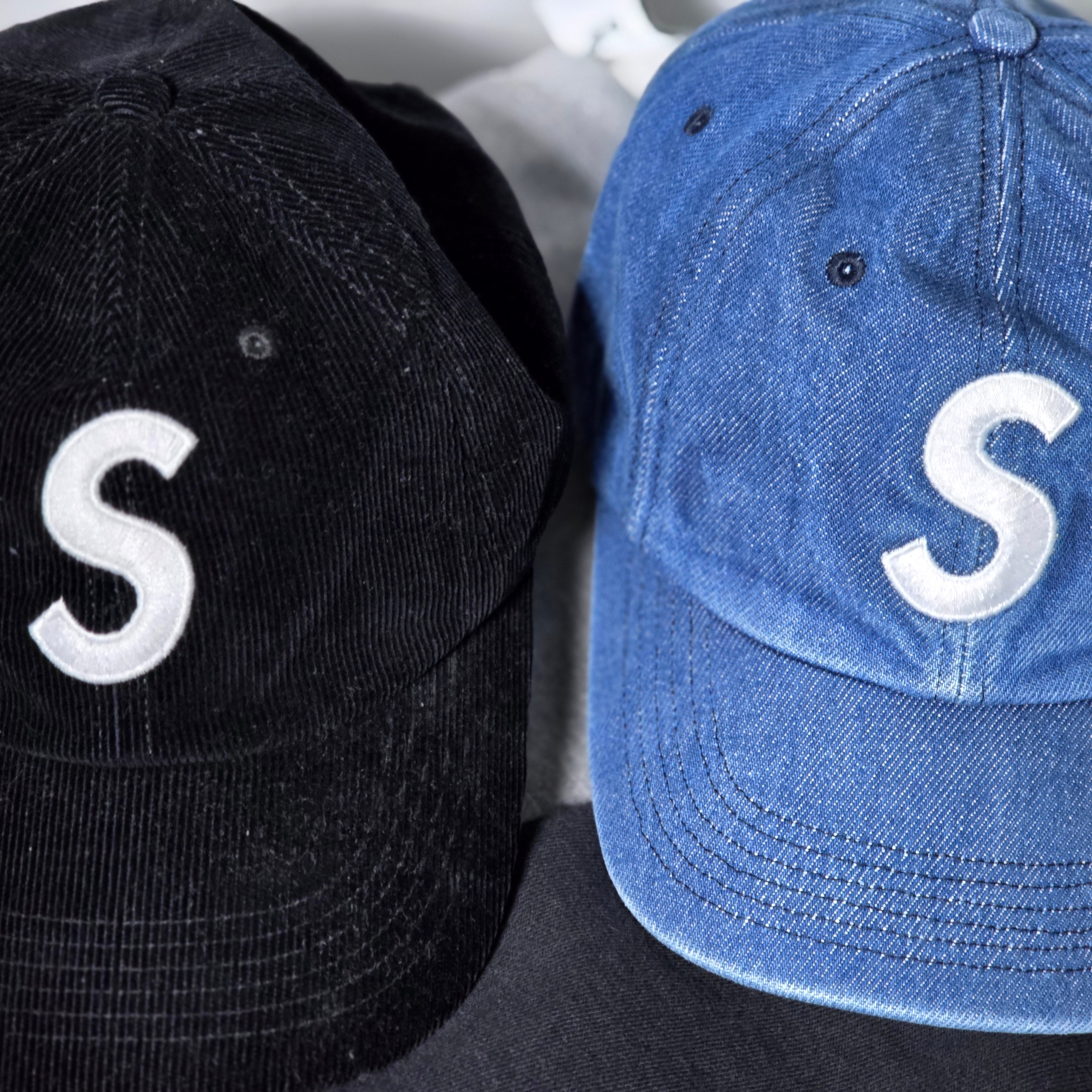Supreme Pigment S Logo 6-Panel Denim - 24FW, Supreme Fine Wale Corduroy S Logo 6-Panel Black - 21SS 착용 스타일 - 1