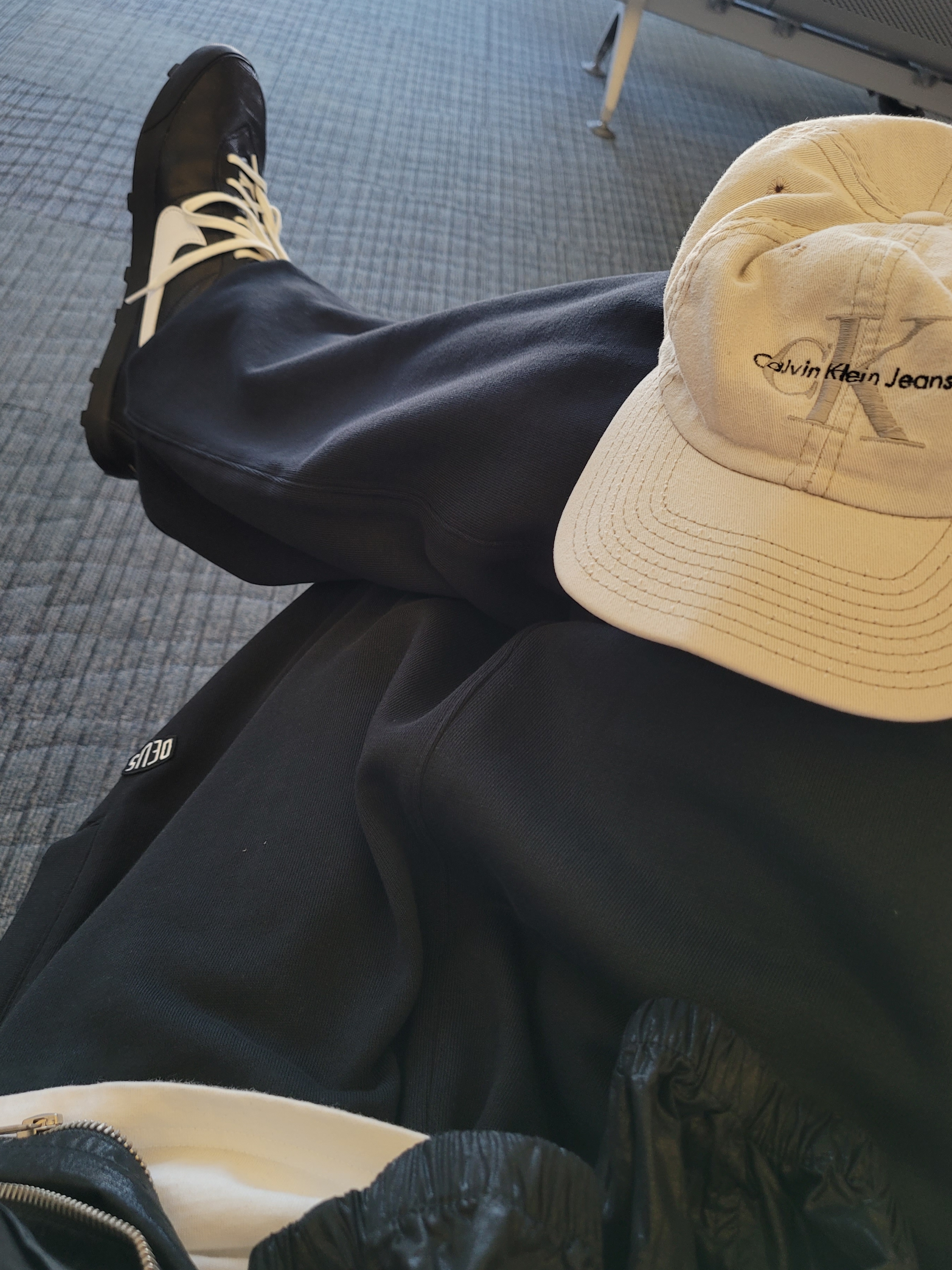 Deus Ex Machina Seoul College Address Sweatpant Black, Deus Ex Machina Seoul College Address T-Shirt White 착용 스타일 - 6
