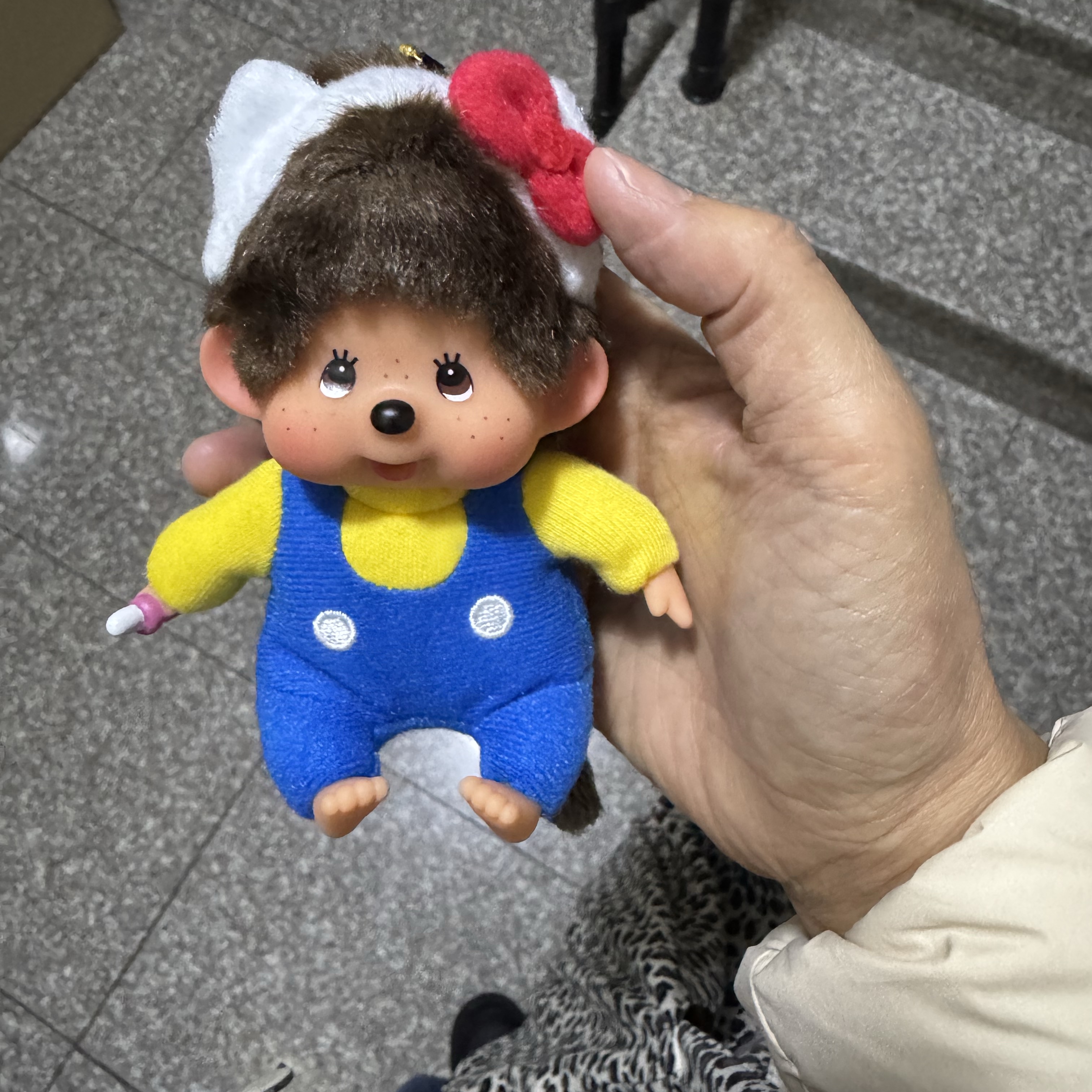 Sanrio Hello Kitty x Monchhichi 50th Anniversary Monchhichi Holder 착용 스타일 - 1