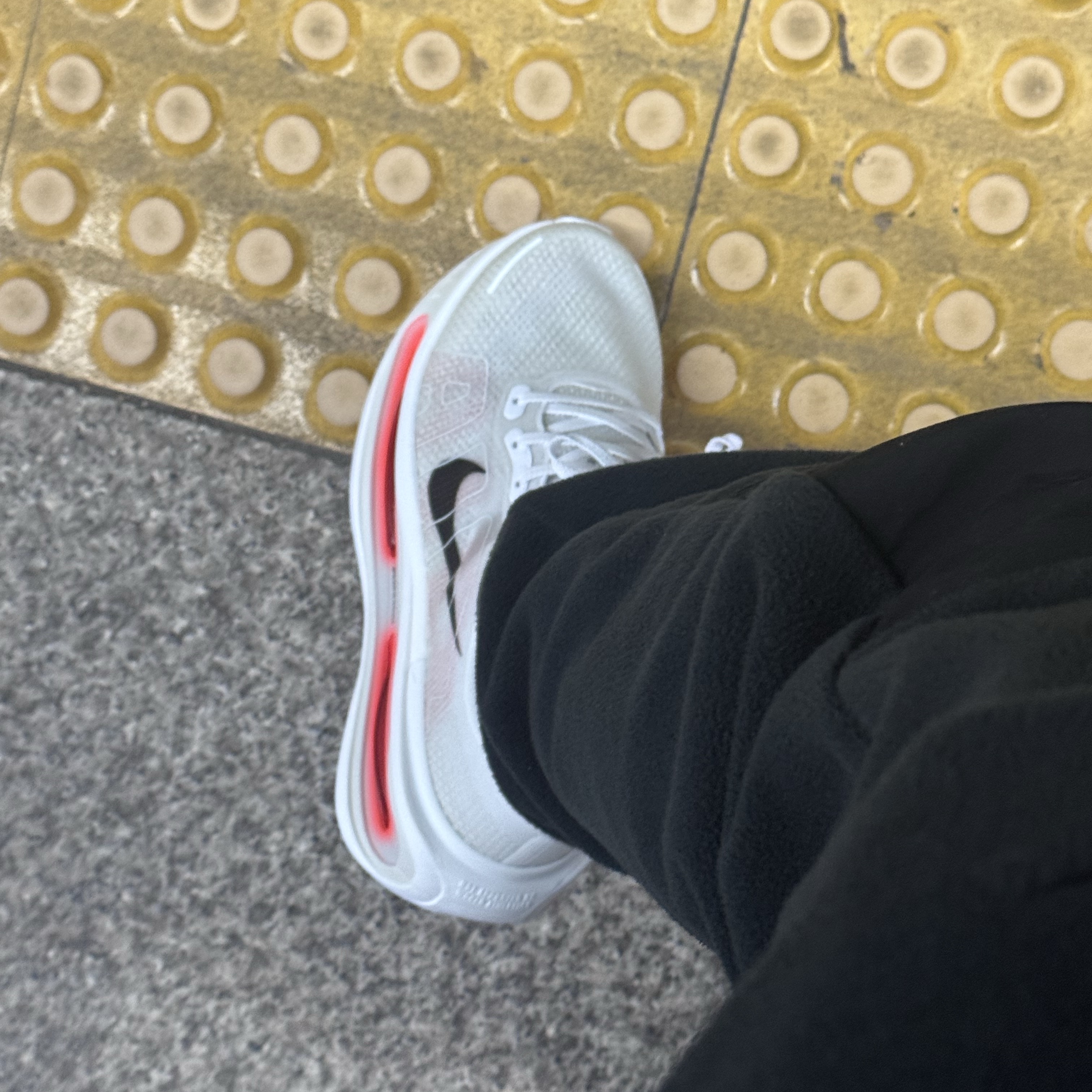 Nike Vomero Premium White Bright Crimson 착용 스타일