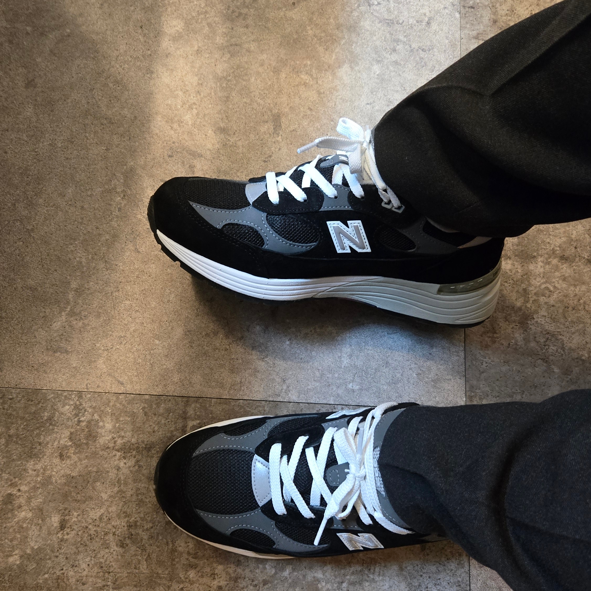 New Balance 992 Made in USA Core Black Grey 착용 스타일 - 2