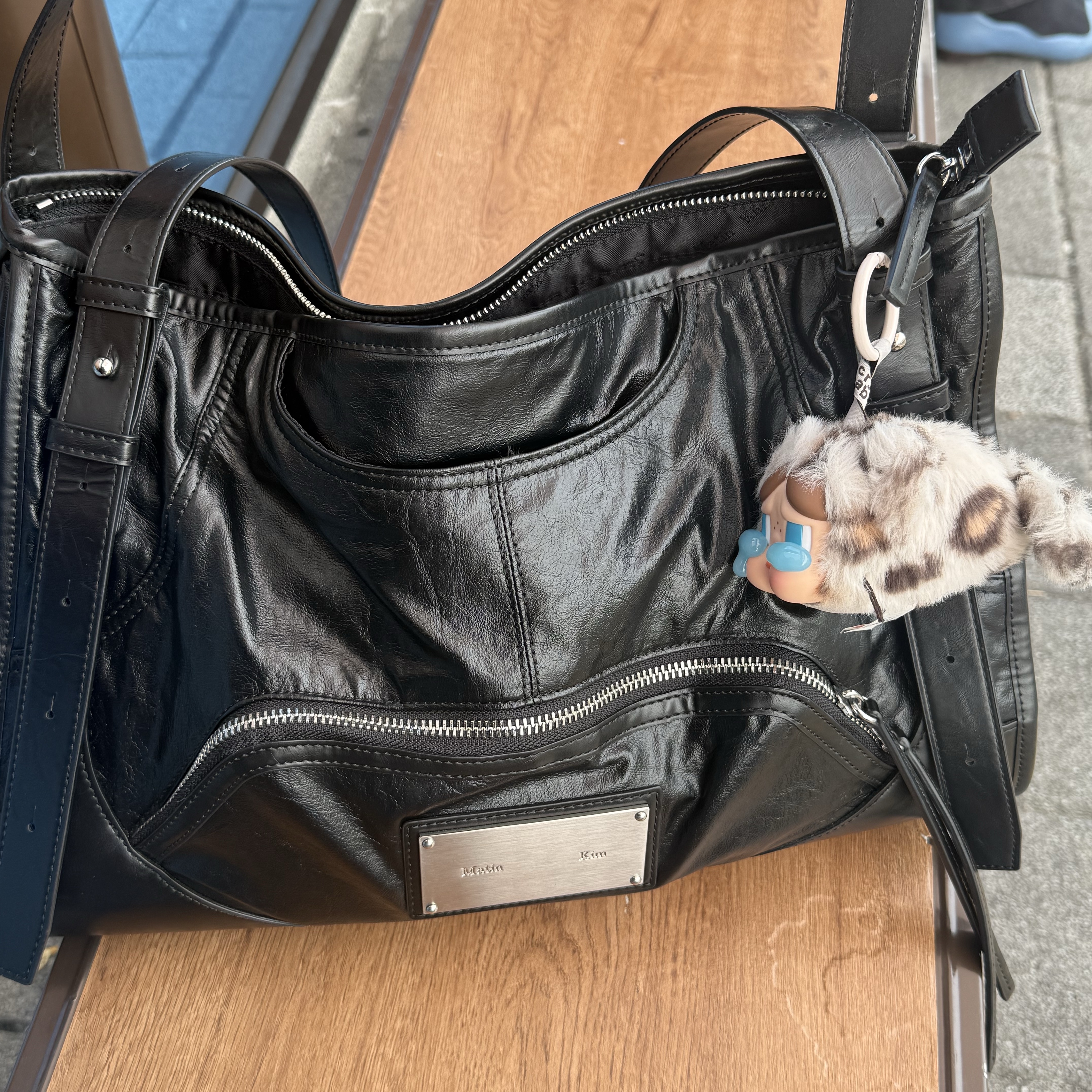 Matin Kim Two Way Strap Square Bag Black 착용 스타일 - 1