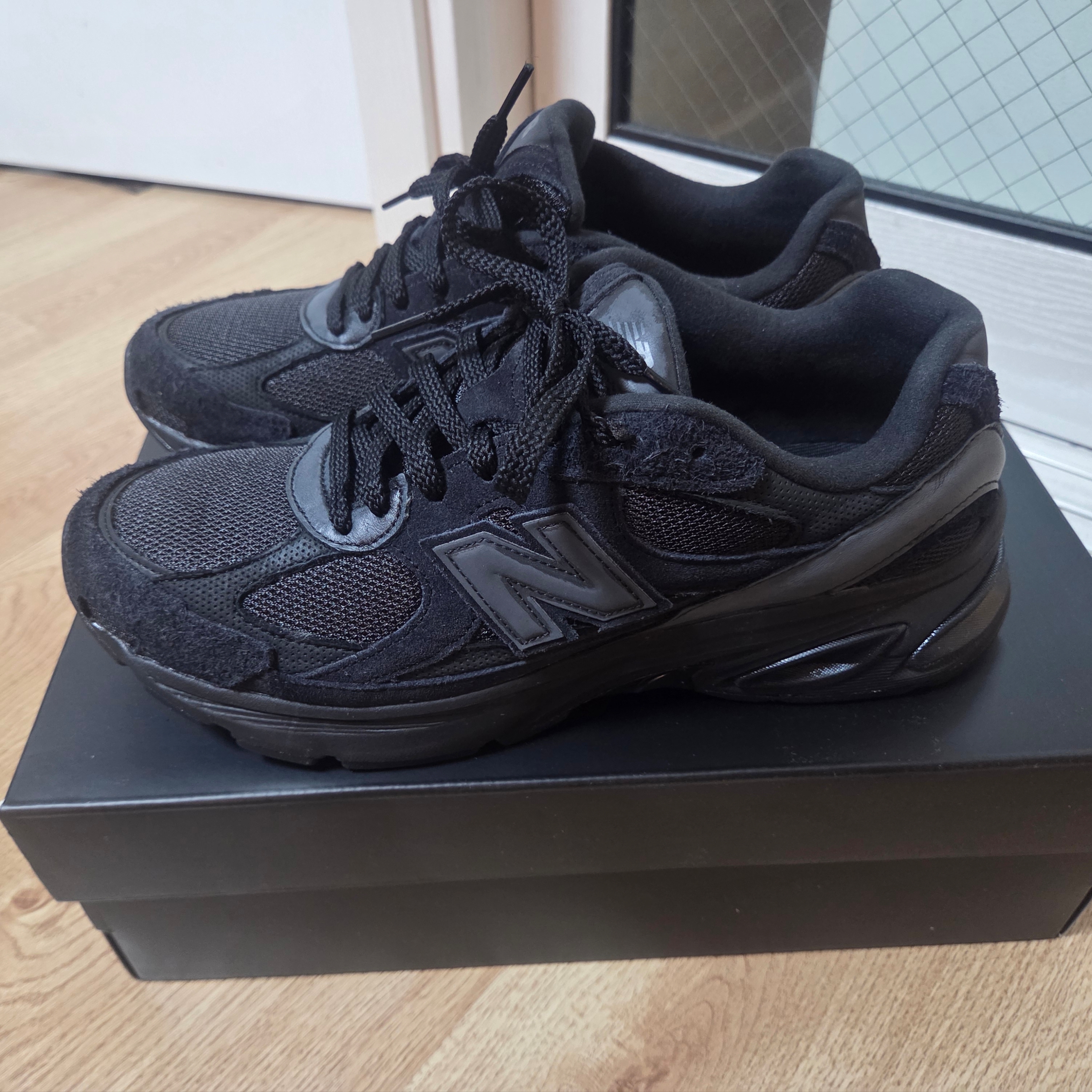 New Balance 2010 Abzorb Black Phantom 착용 스타일