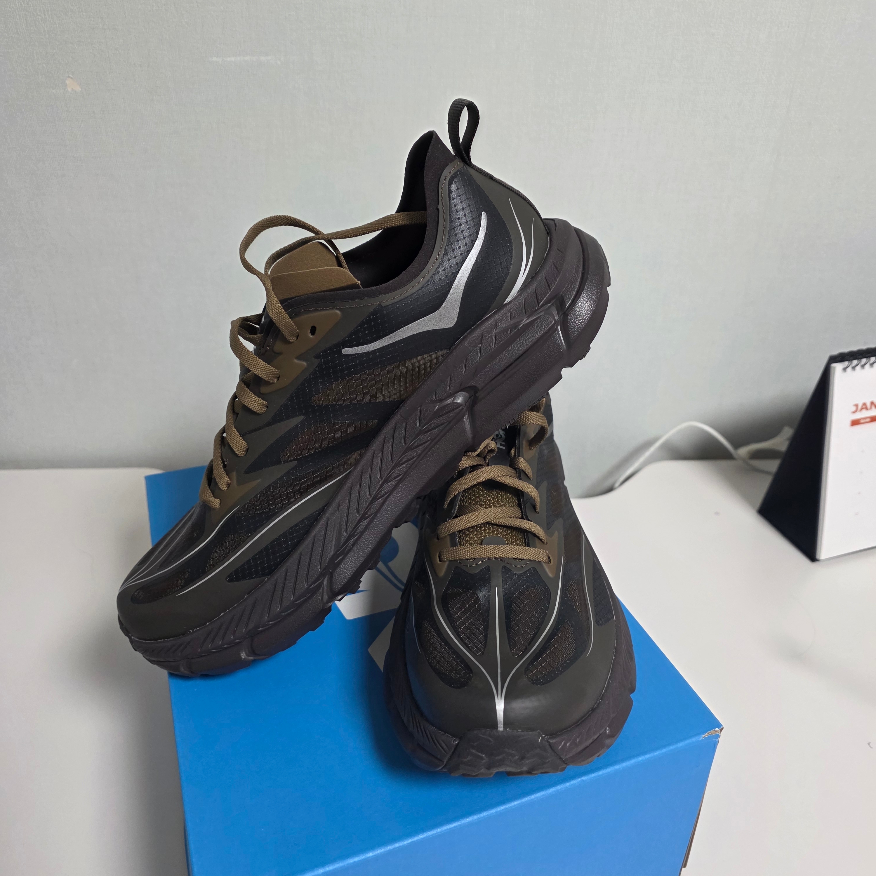 Hoka Mafate Speed 4 Lite Tree Bark Cast Iron 착용 스타일 - 4